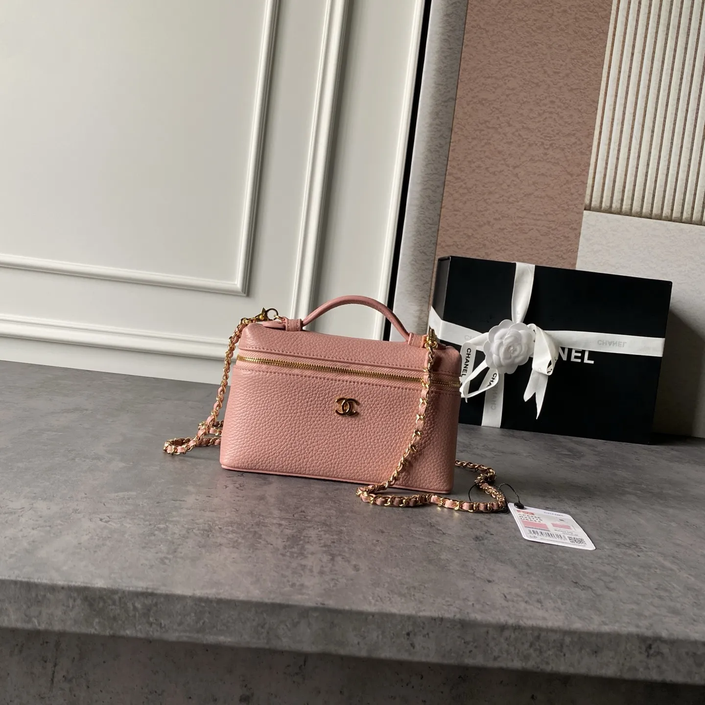 💰630 Chanel 💟26A手工访系列 ｜限定LP饭盒包 AP 5346 荔枝纹鱼子酱小牛皮 耐磨不易留划痕 皮质挺括不容易变形 浅金色金属双C标 金属链条 顶部自带手提 多种背法 复古精致感 又很实用 属于专柜热门断货款 一年四季都能背的宝藏包包 尺寸:19.5&times;12&times;5cm