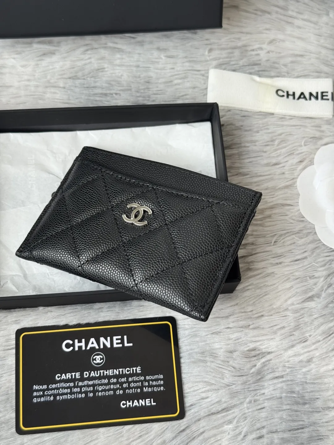 💰108包邮❗ 跑量款 CF卡套 片式卡包 chanel 香奶奶经典卡包,最最最小巧精致的一款小卡包,日常出门力荐小单品,大概能装10张卡片,容量可以说很nice.、经典卡包!原单品质、、细节美到淋漓尽致全套包装、颜色如图所示明 款号:(AP0213)31510 尺寸:11*7.5*1cm