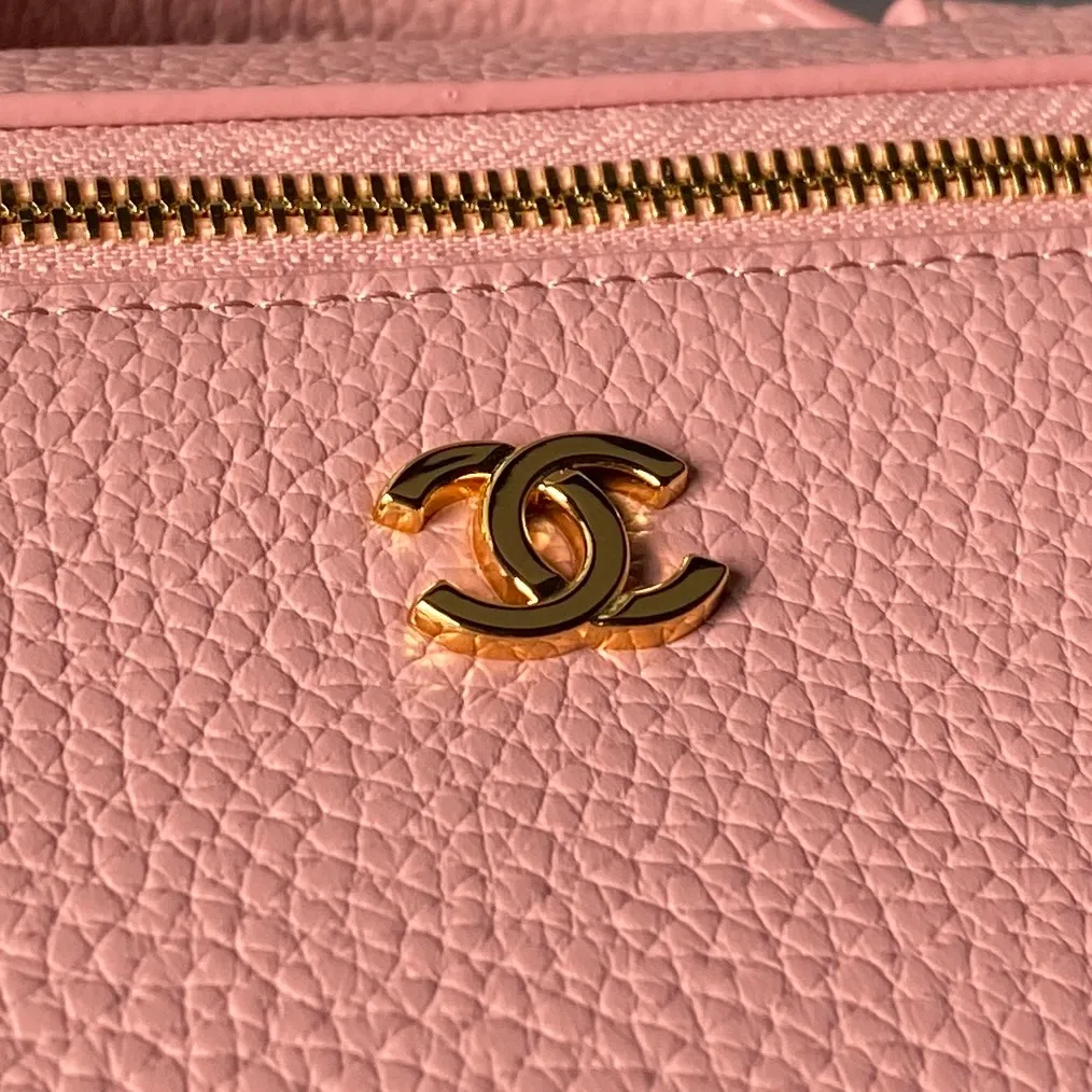💰630 Chanel 💟26A手工访系列 ｜限定LP饭盒包 AP 5346 荔枝纹鱼子酱小牛皮 耐磨不易留划痕 皮质挺括不容易变形 浅金色金属双C标 金属链条 顶部自带手提 多种背法 复古精致感 又很实用 属于专柜热门断货款 一年四季都能背的宝藏包包 尺寸:19.5&times;12&times;5cm