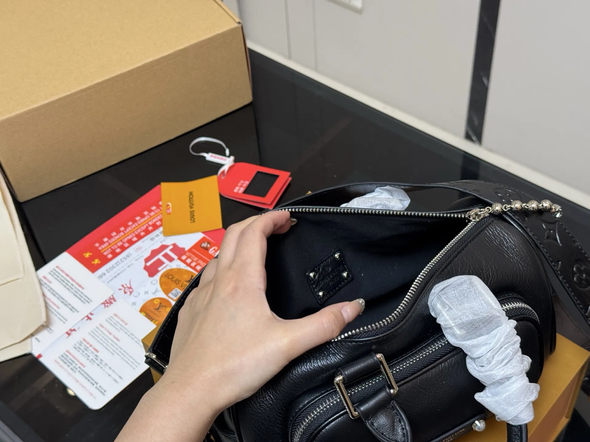 ¥285 配折叠盒飞机盒 LV新款Keepall 25 Cargo Bandoulière 25手袋来啦 高级亮面牛皮革材质,质感满满 Pharrell Williams的丹迪美学, 优雅又内敛,都市感爆棚! 巴黎贴饰+珠饰铆钉,细节控狂喜! LV字母装饰的拉链头,低调中透露着奢华 不管你是甜妹还是酷girl,这款包都能让你气场全开 尺寸:25.15cm
