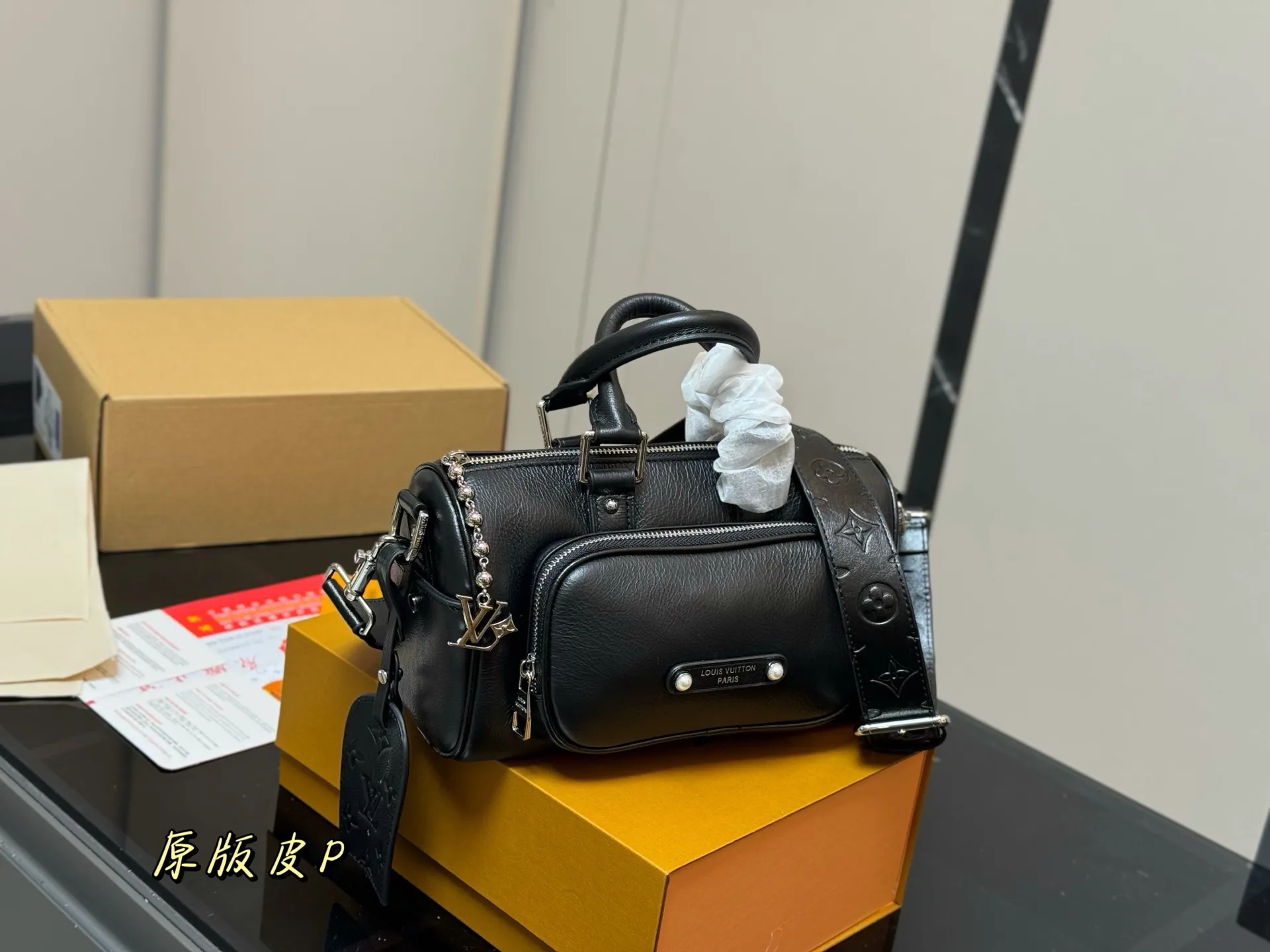 ¥285 配折叠盒飞机盒 LV新款Keepall 25 Cargo Bandoulière 25手袋来啦 高级亮面牛皮革材质,质感满满 Pharrell Williams的丹迪美学, 优雅又内敛,都市感爆棚! 巴黎贴饰+珠饰铆钉,细节控狂喜! LV字母装饰的拉链头,低调中透露着奢华 不管你是甜妹还是酷girl,这款包都能让你气场全开 尺寸:25.15cm