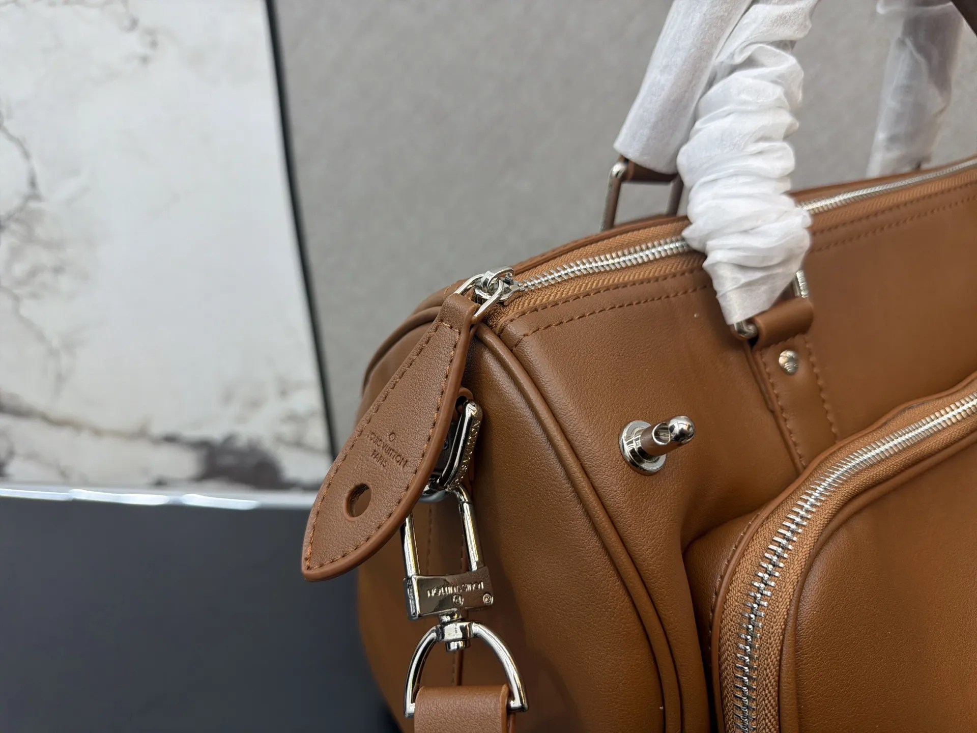 P170 Louisvuitton 路易威登 Lv keepall CARGO BANDOULIÈRE 35 银色金属配件品牌提花内饰 单肩斜挎手提包 旅行袋 实物拍摄 原厂面料 规格 35 x 22cm