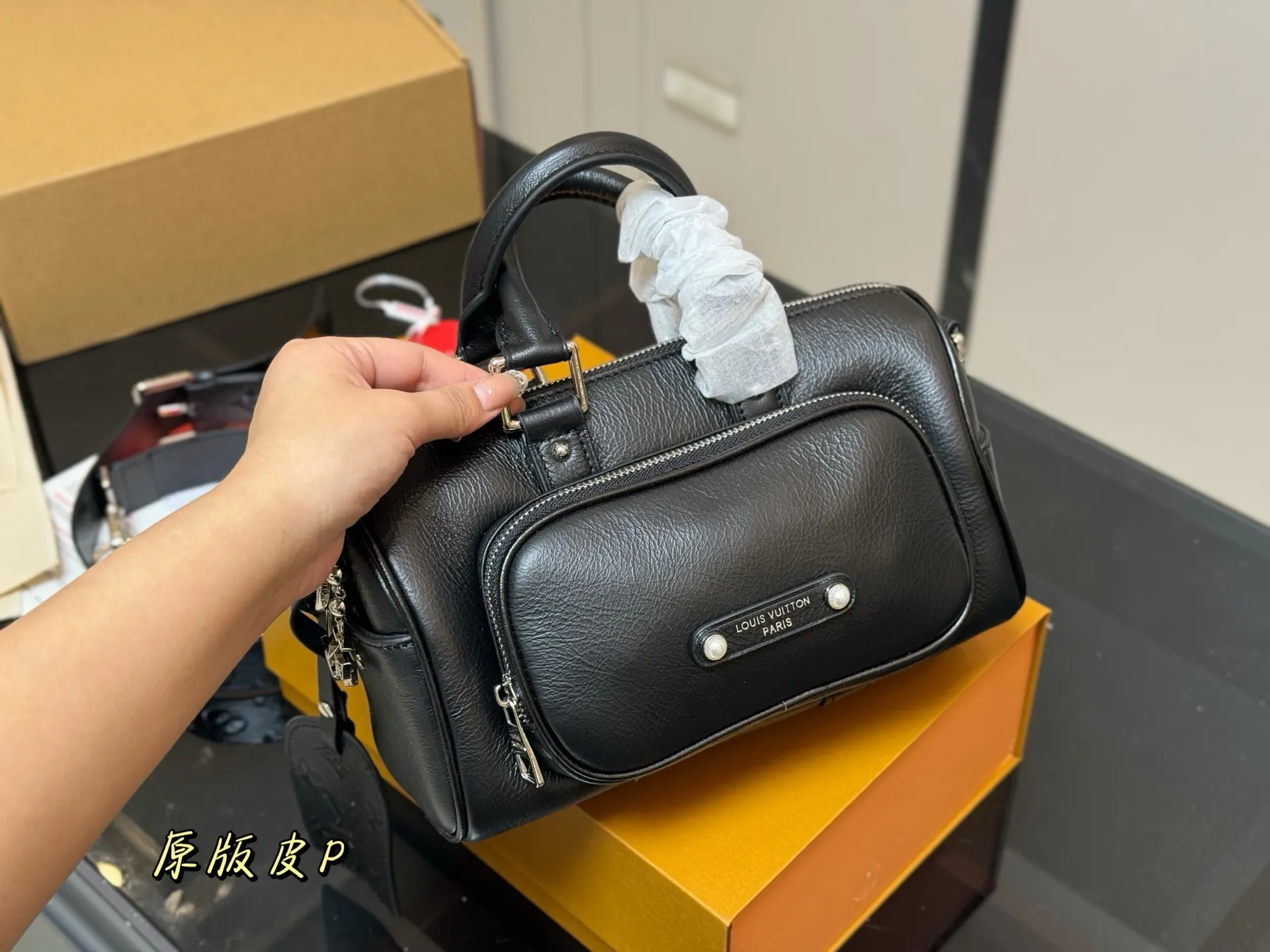 &yen;285 配折叠盒飞机盒 LV新款Keepall 25 Cargo Bandouli&egrave;re 25手袋来啦 高级亮面牛皮革材质，质感满满 Pharrell Williams的丹迪美学， 优雅又内敛，都市感爆棚！ 巴黎贴饰+珠饰铆钉，细节控狂喜！ LV字母装饰的拉链头，低调中透露着奢华 不管你是甜妹还是酷girl，这款包都能让你气场全开 尺寸:25.15cm