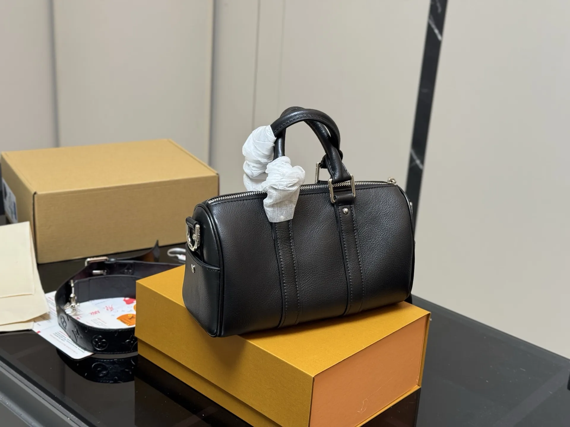¥285 配折叠盒飞机盒 LV新款Keepall 25 Cargo Bandoulière 25手袋来啦 高级亮面牛皮革材质,质感满满 Pharrell Williams的丹迪美学, 优雅又内敛,都市感爆棚! 巴黎贴饰+珠饰铆钉,细节控狂喜! LV字母装饰的拉链头,低调中透露着奢华 不管你是甜妹还是酷girl,这款包都能让你气场全开 尺寸:25.15cm