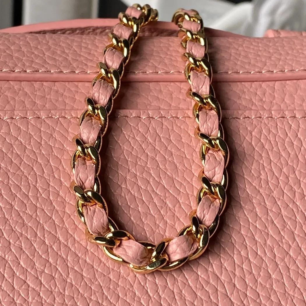 💰630 Chanel 💟26A手工访系列 ｜限定LP饭盒包 AP 5346 荔枝纹鱼子酱小牛皮 耐磨不易留划痕 皮质挺括不容易变形 浅金色金属双C标 金属链条 顶部自带手提 多种背法 复古精致感 又很实用 属于专柜热门断货款 一年四季都能背的宝藏包包 尺寸:19.5&times;12&times;5cm