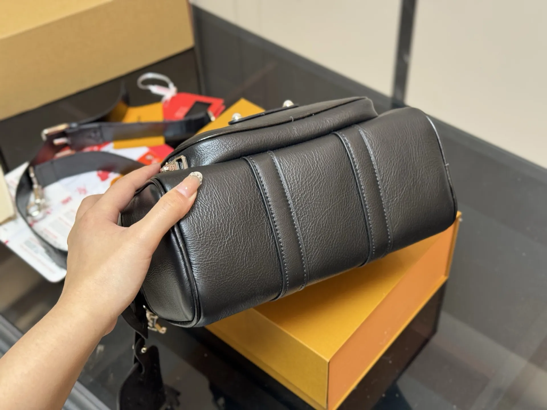 &yen;285 配折叠盒飞机盒 LV新款Keepall 25 Cargo Bandouli&egrave;re 25手袋来啦 高级亮面牛皮革材质，质感满满 Pharrell Williams的丹迪美学， 优雅又内敛，都市感爆棚！ 巴黎贴饰+珠饰铆钉，细节控狂喜！ LV字母装饰的拉链头，低调中透露着奢华 不管你是甜妹还是酷girl，这款包都能让你气场全开 尺寸:25.15cm