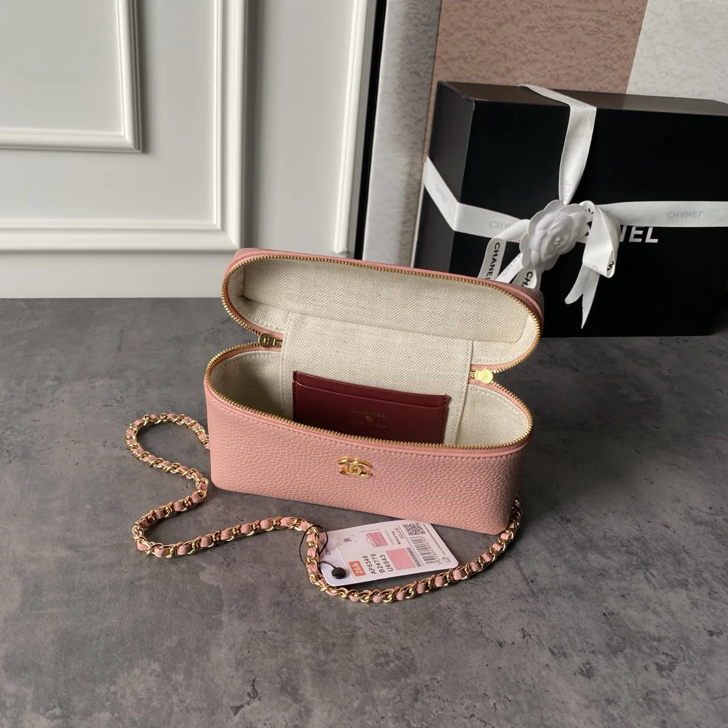 💰630 Chanel 💟26A手工访系列 ｜限定LP饭盒包 AP 5346 荔枝纹鱼子酱小牛皮 耐磨不易留划痕 皮质挺括不容易变形 浅金色金属双C标 金属链条 顶部自带手提 多种背法 复古精致感 又很实用 属于专柜热门断货款 一年四季都能背的宝藏包包 尺寸:19.5&times;12&times;5cm