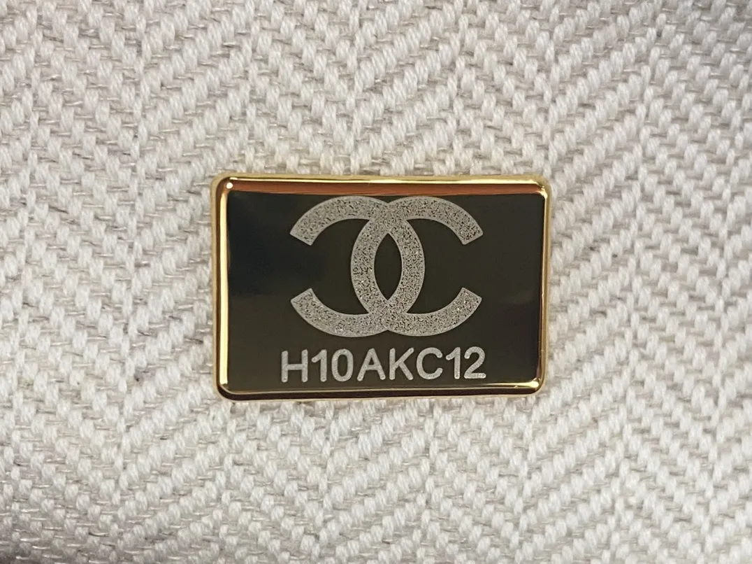 P 670🌹Chanel香奈儿双肩包采用原厂鱼子酱面，牛皮复古金扣五金经典菱格，三个尺寸大中小号覆盖所有的场景，甜妹通勤党＇出游爱好者一站式配齐，百搭不踩雷。 小号AS 5346。尺寸17 x20 x5 cm 中号As 5347。尺寸17 X 24 X 6cm 大号AS 5473。尺寸22X 29X8 cm