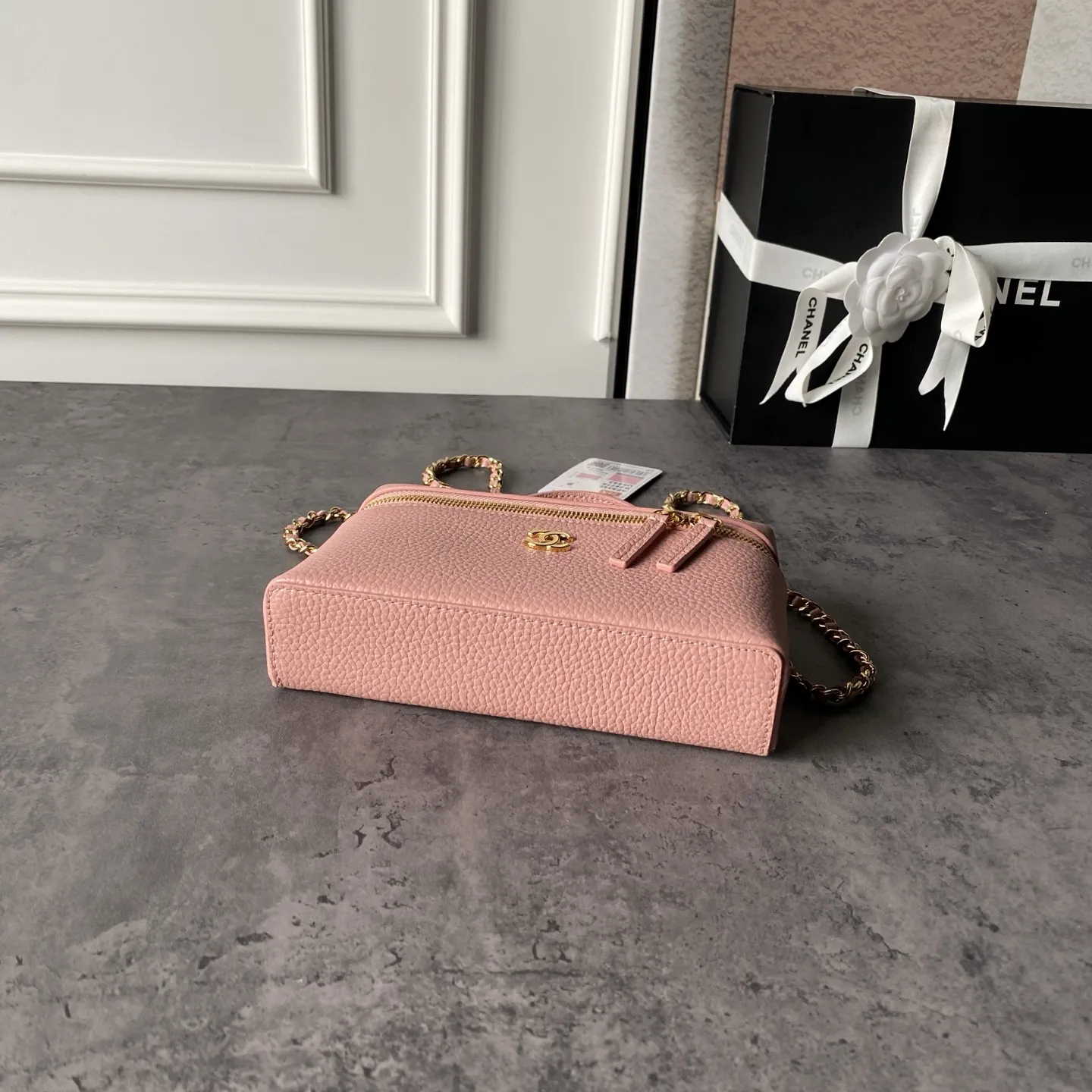 💰630 Chanel 💟26A手工访系列 ｜限定LP饭盒包 AP 5346 荔枝纹鱼子酱小牛皮 耐磨不易留划痕 皮质挺括不容易变形 浅金色金属双C标 金属链条 顶部自带手提 多种背法 复古精致感 又很实用 属于专柜热门断货款 一年四季都能背的宝藏包包 尺寸:19.5&times;12&times;5cm