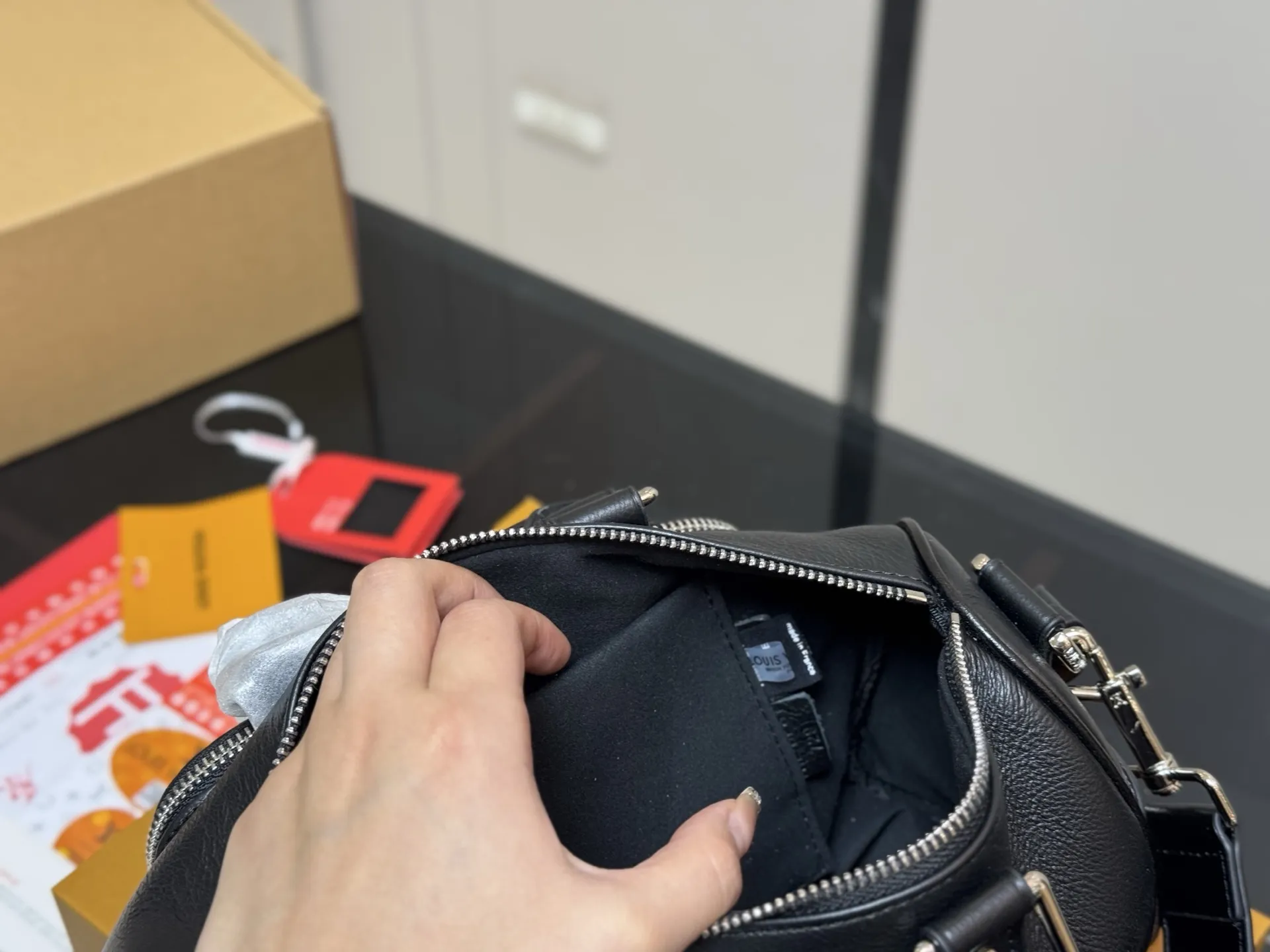 ¥285 配折叠盒飞机盒 LV新款Keepall 25 Cargo Bandoulière 25手袋来啦 高级亮面牛皮革材质,质感满满 Pharrell Williams的丹迪美学, 优雅又内敛,都市感爆棚! 巴黎贴饰+珠饰铆钉,细节控狂喜! LV字母装饰的拉链头,低调中透露着奢华 不管你是甜妹还是酷girl,这款包都能让你气场全开 尺寸:25.15cm