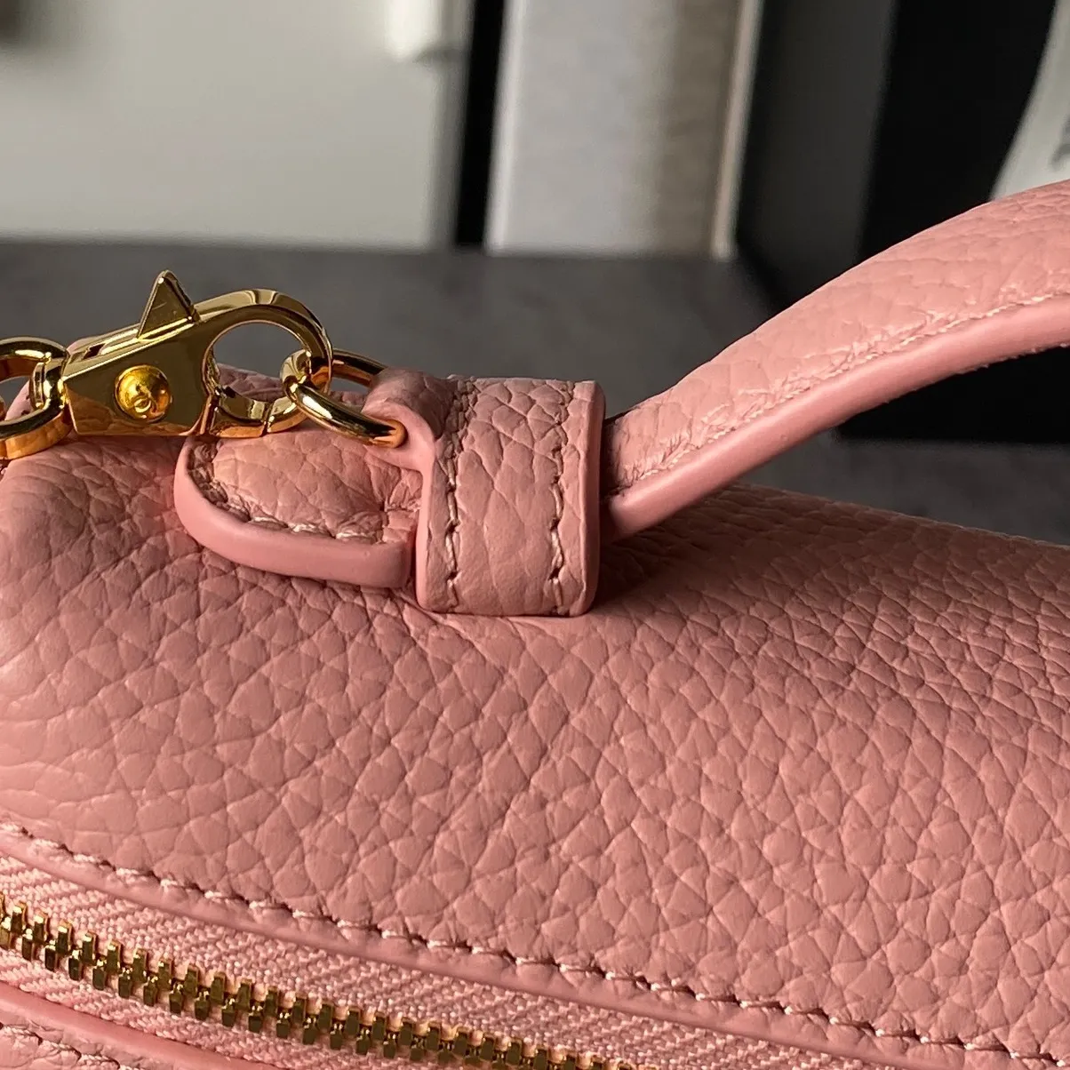 💰630 Chanel 💟26A手工访系列 ｜限定LP饭盒包 AP 5346 荔枝纹鱼子酱小牛皮 耐磨不易留划痕 皮质挺括不容易变形 浅金色金属双C标 金属链条 顶部自带手提 多种背法 复古精致感 又很实用 属于专柜热门断货款 一年四季都能背的宝藏包包 尺寸:19.5&times;12&times;5cm