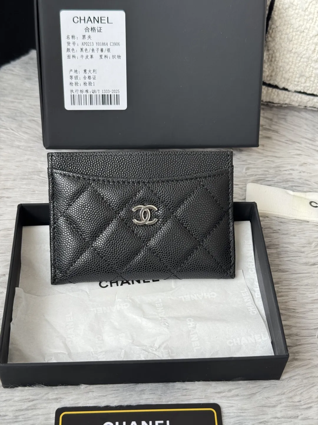 💰108包邮❗ 跑量款 CF卡套 片式卡包 chanel 香奶奶经典卡包,最最最小巧精致的一款小卡包,日常出门力荐小单品,大概能装10张卡片,容量可以说很nice.、经典卡包!原单品质、、细节美到淋漓尽致全套包装、颜色如图所示明 款号:(AP0213)31510 尺寸:11*7.5*1cm