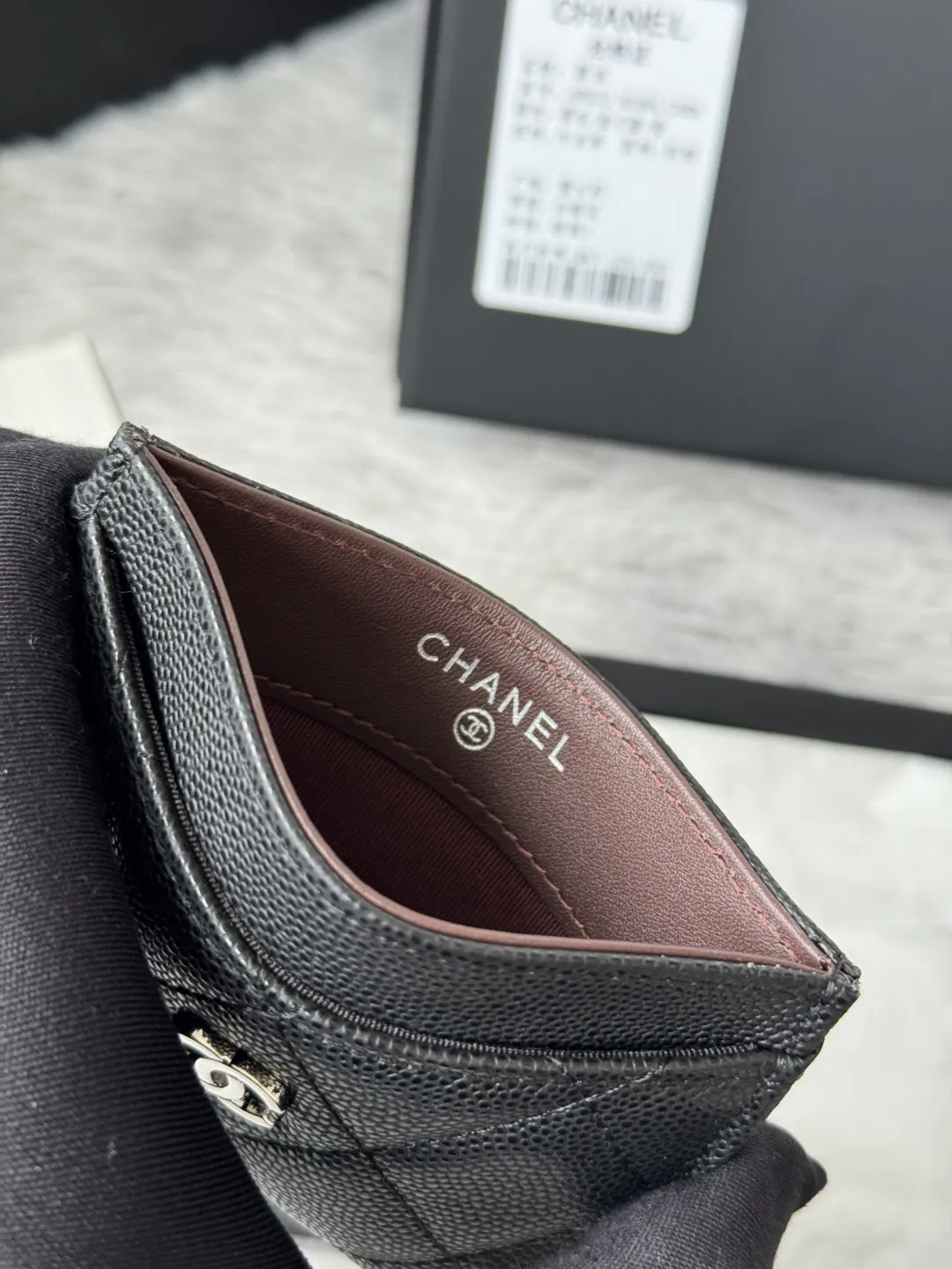 💰108包邮❗ 跑量款 CF卡套 片式卡包 chanel 香奶奶经典卡包，最最最小巧精致的一款小卡包，日常出门力荐小单品，大概能装10张卡片，容量可以说很nice.、经典卡包！原单品质、、细节美到淋漓尽致全套包装、颜色如图所示明 款号：（AP0213）31510 尺寸：11*7.5*1cm