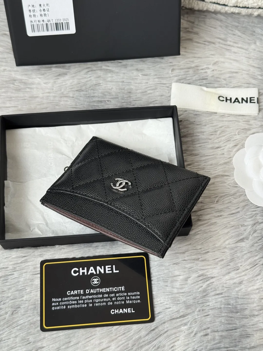 💰108包邮❗ 跑量款 CF卡套 片式卡包 chanel 香奶奶经典卡包,最最最小巧精致的一款小卡包,日常出门力荐小单品,大概能装10张卡片,容量可以说很nice.、经典卡包!原单品质、、细节美到淋漓尽致全套包装、颜色如图所示明 款号:(AP0213)31510 尺寸:11*7.5*1cm