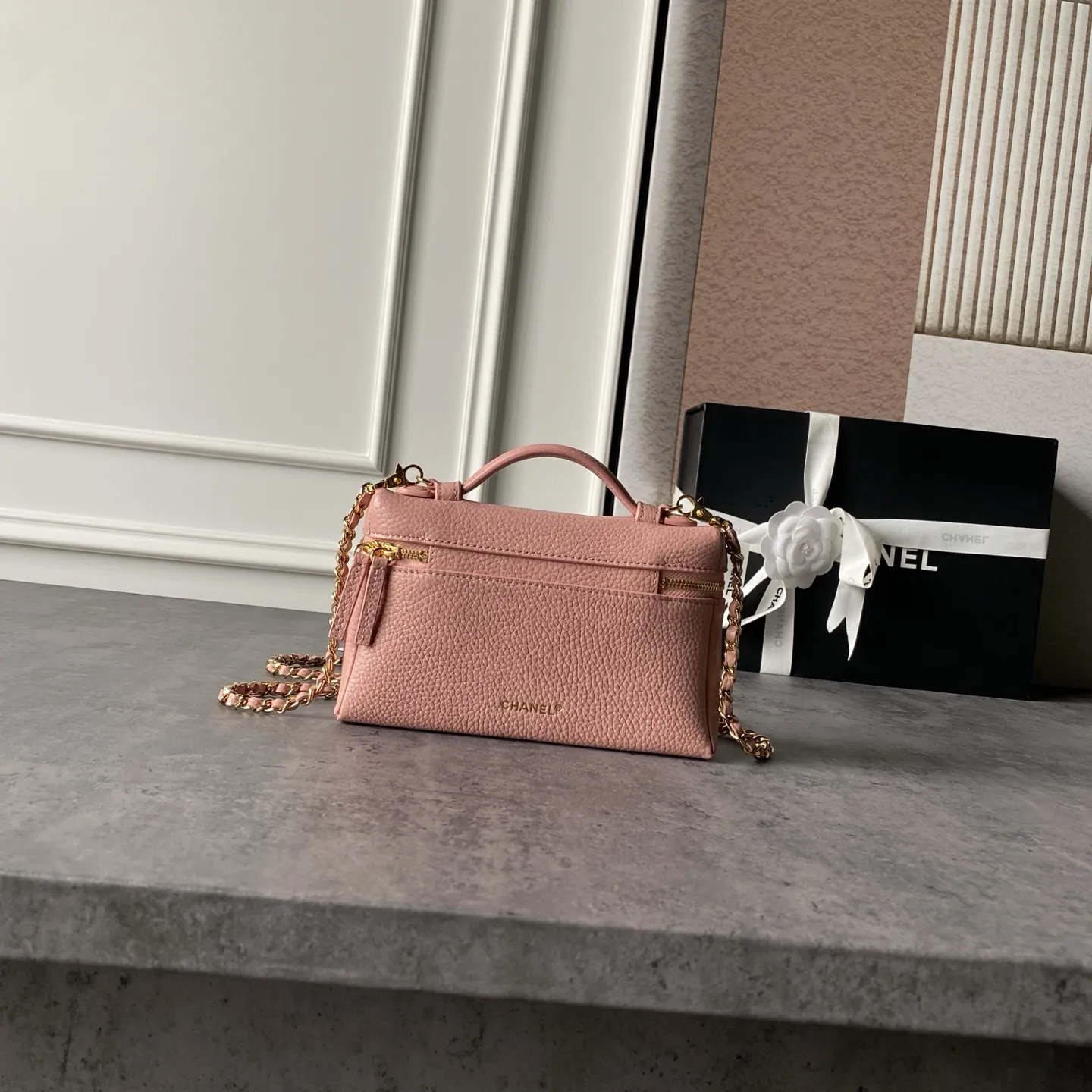 💰630 Chanel 💟26A手工访系列 |限定LP饭盒包 AP 5346 荔枝纹鱼子酱小牛皮 耐磨不易留划痕 皮质挺括不容易变形 浅金色金属双C标 金属链条 顶部自带手提 多种背法 复古精致感 又很实用 属于专柜热门断货款 一年四季都能背的宝藏包包 尺寸:19.5×12×5cm