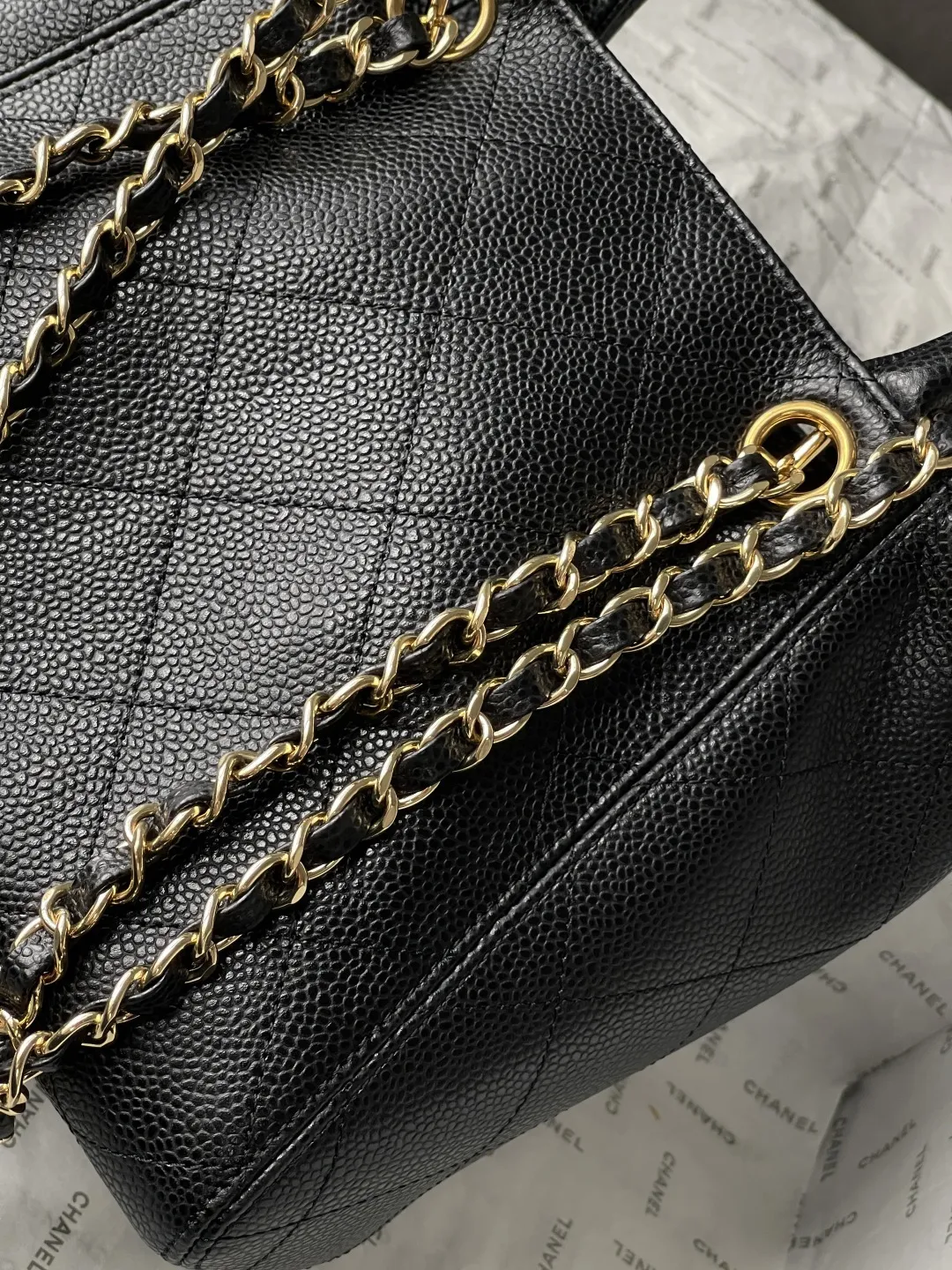 顶级货_p跑量价630 法国&middot;高端定制品 Chanel 𝐂𝐡𝐚𝐧𝐞𝐥 𝟐𝟔𝐏新款 小号手提托特包 中古感满满𝐭𝐨𝐭𝐞👜是时光淬炼出的经典；不随波逐流，不张扬 自带高级感！ 不管是𝟐𝟎岁的元气少女，还是𝟒𝟎岁的优雅女士☕️ 都能被他恰好的衬托；经典的菱格皮质 触感柔软却不失挺括，品牌工艺追求极致‼️ 可拆卸的金属链条⛓️ 让你在手提托特、与单肩包之间切换自如，满足你的不同穿搭需求～ 尺寸：𝟏𝟗𝐱𝟐𝟓𝐱𝟏𝟐𝐜𝐦 款号：AS6025