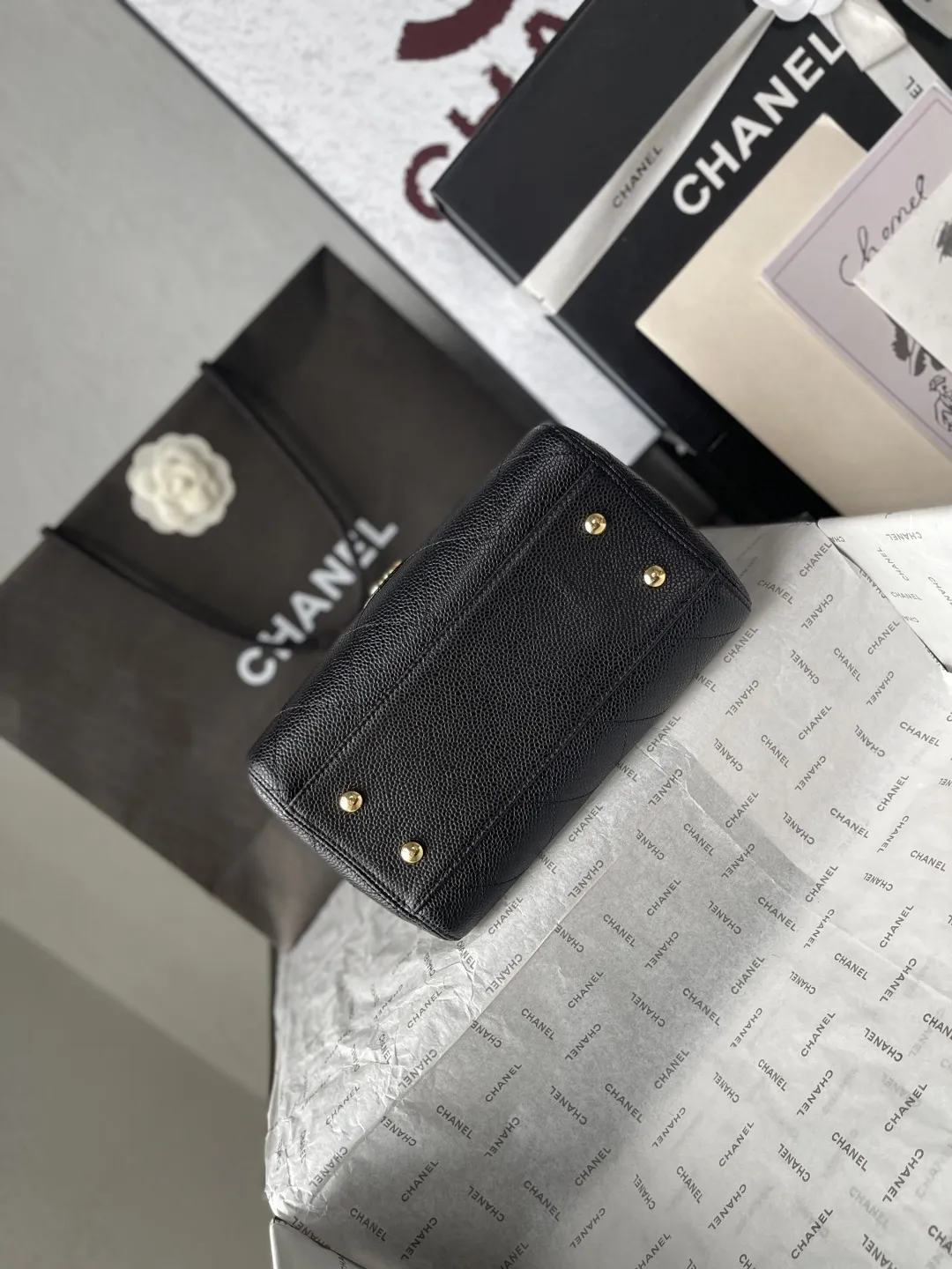 顶级货_p跑量价630 法国·高端定制品 Chanel 𝐂𝐡𝐚𝐧𝐞𝐥 𝟐𝟔𝐏新款 小号手提托特包 中古感满满𝐭𝐨𝐭𝐞👜是时光淬炼出的经典;不随波逐流,不张扬 自带高级感! 不管是𝟐𝟎岁的元气少女,还是𝟒𝟎岁的优雅女士☕️ 都能被他恰好的衬托;经典的菱格皮质 触感柔软却不失挺括,品牌工艺追求极致‼️ 可拆卸的金属链条⛓️ 让你在手提托特、与单肩包之间切换自如,满足你的不同穿搭需求~ 尺寸:𝟏𝟗𝐱𝟐𝟓𝐱𝟏𝟐𝐜𝐦 款号:AS6025