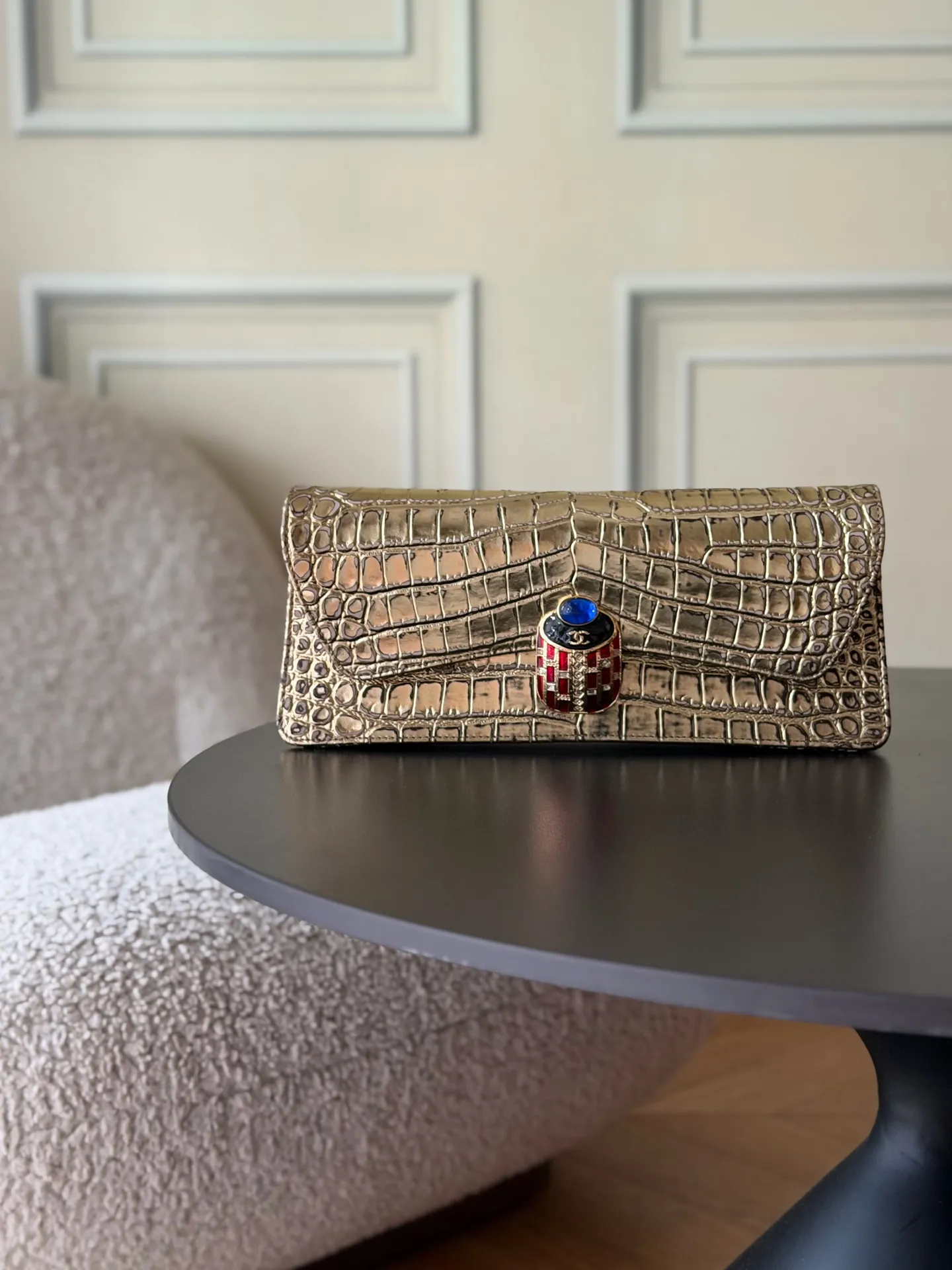【中古款】牛皮鳄鱼纹Chanel 最经典手拿晚宴包💃金色复古五金扣 耐磨牛皮， 包身上的鳄鱼纹路饱满有立体感 优雅之余又个性十足😍女人味爆棚 气场强大 撞包机率极低😎是心动的感觉了💗必备单品📸推荐入手。 型号：AS2217 尺寸：30*13*4 皮质：牛皮鳄鱼纹🐊 五金：原厂18k电镀