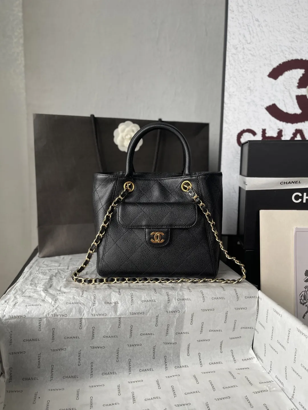 顶级货_p跑量价630 法国·高端定制品 Chanel 𝐂𝐡𝐚𝐧𝐞𝐥 𝟐𝟔𝐏新款 小号手提托特包 中古感满满𝐭𝐨𝐭𝐞👜是时光淬炼出的经典;不随波逐流,不张扬 自带高级感! 不管是𝟐𝟎岁的元气少女,还是𝟒𝟎岁的优雅女士☕️ 都能被他恰好的衬托;经典的菱格皮质 触感柔软却不失挺括,品牌工艺追求极致‼️ 可拆卸的金属链条⛓️ 让你在手提托特、与单肩包之间切换自如,满足你的不同穿搭需求~ 尺寸:𝟏𝟗𝐱𝟐𝟓𝐱𝟏𝟐𝐜𝐦 款号:AS6025