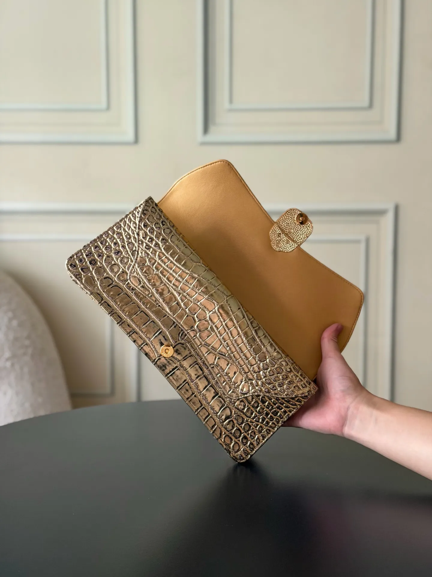【中古款】牛皮鳄鱼纹Chanel 最经典手拿晚宴包💃金色复古五金扣 耐磨牛皮， 包身上的鳄鱼纹路饱满有立体感 优雅之余又个性十足😍女人味爆棚 气场强大 撞包机率极低😎是心动的感觉了💗必备单品📸推荐入手。 型号：AS2217 尺寸：30*13*4 皮质：牛皮鳄鱼纹🐊 五金：原厂18k电镀