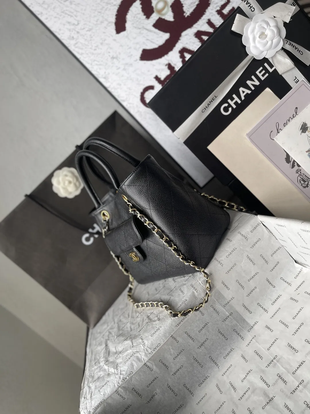 顶级货_p跑量价630 法国&middot;高端定制品 Chanel 𝐂𝐡𝐚𝐧𝐞𝐥 𝟐𝟔𝐏新款 小号手提托特包 中古感满满𝐭𝐨𝐭𝐞👜是时光淬炼出的经典；不随波逐流，不张扬 自带高级感！ 不管是𝟐𝟎岁的元气少女，还是𝟒𝟎岁的优雅女士☕️ 都能被他恰好的衬托；经典的菱格皮质 触感柔软却不失挺括，品牌工艺追求极致‼️ 可拆卸的金属链条⛓️ 让你在手提托特、与单肩包之间切换自如，满足你的不同穿搭需求～ 尺寸：𝟏𝟗𝐱𝟐𝟓𝐱𝟏𝟐𝐜𝐦 款号：AS6025