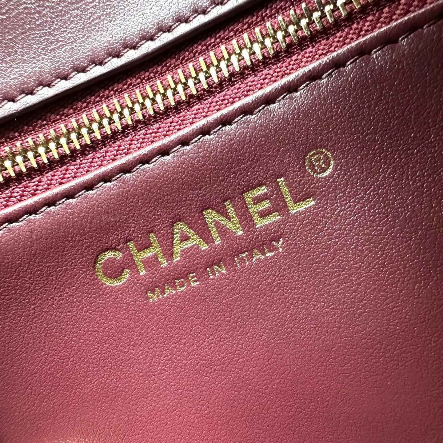 《出口产品》OHANEL春👍👍26A信封包外羊皮里牛皮💼💼容量很ok(以能装下我2w毫安充电宝为标准)复古优雅还有一丝酷超级推荐A🖤黑金信封包皮革+金色双C Logo,简约优雅超有质感✨。信封式翻盖设计,肩带打结细节,手提or肩背都OK,日常通勤、正式场合都能轻松驾驭。尺寸: 16 X 22 X 8cm