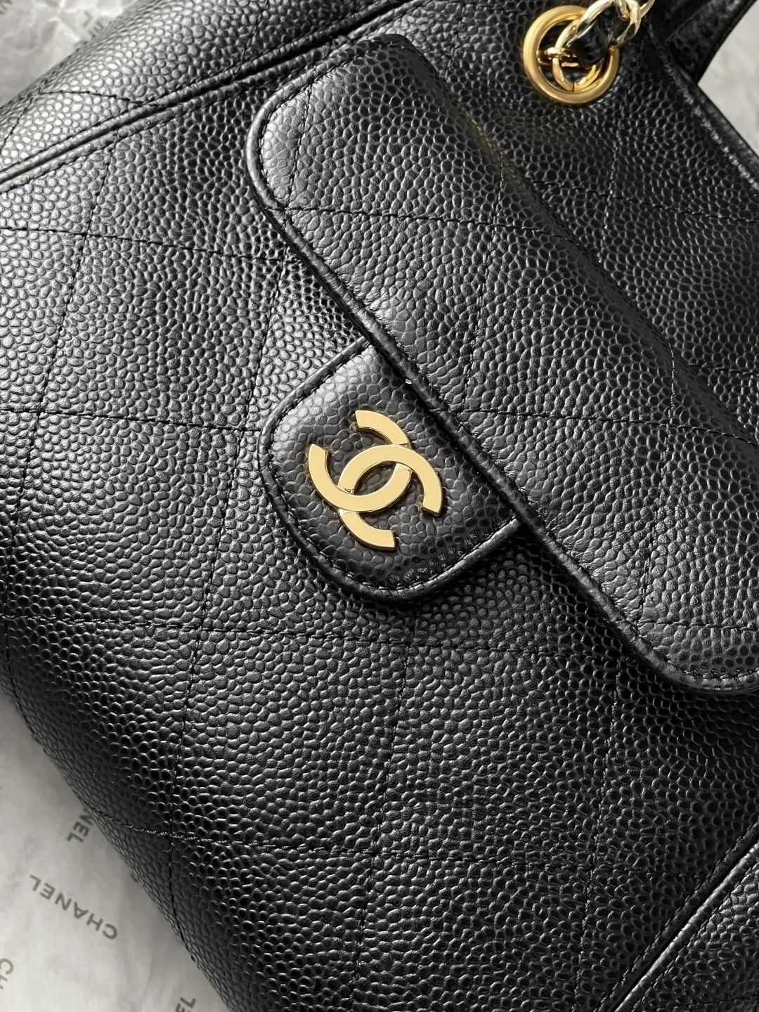 顶级货_p跑量价630 法国&middot;高端定制品 Chanel 𝐂𝐡𝐚𝐧𝐞𝐥 𝟐𝟔𝐏新款 小号手提托特包 中古感满满𝐭𝐨𝐭𝐞👜是时光淬炼出的经典；不随波逐流，不张扬 自带高级感！ 不管是𝟐𝟎岁的元气少女，还是𝟒𝟎岁的优雅女士☕️ 都能被他恰好的衬托；经典的菱格皮质 触感柔软却不失挺括，品牌工艺追求极致‼️ 可拆卸的金属链条⛓️ 让你在手提托特、与单肩包之间切换自如，满足你的不同穿搭需求～ 尺寸：𝟏𝟗𝐱𝟐𝟓𝐱𝟏𝟐𝐜𝐦 款号：AS6025