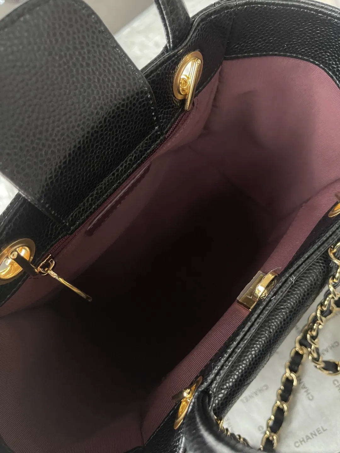 顶级货_p跑量价630 法国·高端定制品 Chanel 𝐂𝐡𝐚𝐧𝐞𝐥 𝟐𝟔𝐏新款 小号手提托特包 中古感满满𝐭𝐨𝐭𝐞👜是时光淬炼出的经典;不随波逐流,不张扬 自带高级感! 不管是𝟐𝟎岁的元气少女,还是𝟒𝟎岁的优雅女士☕️ 都能被他恰好的衬托;经典的菱格皮质 触感柔软却不失挺括,品牌工艺追求极致‼️ 可拆卸的金属链条⛓️ 让你在手提托特、与单肩包之间切换自如,满足你的不同穿搭需求~ 尺寸:𝟏𝟗𝐱𝟐𝟓𝐱𝟏𝟐𝐜𝐦 款号:AS6025