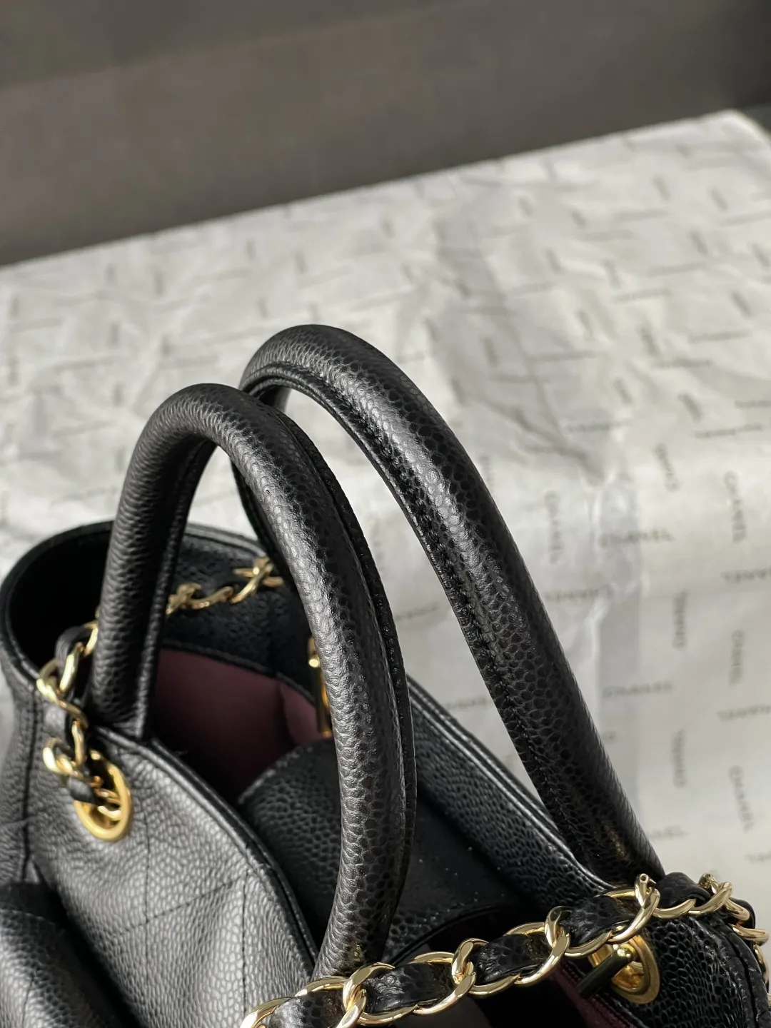 顶级货_p跑量价630 法国·高端定制品 Chanel 𝐂𝐡𝐚𝐧𝐞𝐥 𝟐𝟔𝐏新款 小号手提托特包 中古感满满𝐭𝐨𝐭𝐞👜是时光淬炼出的经典;不随波逐流,不张扬 自带高级感! 不管是𝟐𝟎岁的元气少女,还是𝟒𝟎岁的优雅女士☕️ 都能被他恰好的衬托;经典的菱格皮质 触感柔软却不失挺括,品牌工艺追求极致‼️ 可拆卸的金属链条⛓️ 让你在手提托特、与单肩包之间切换自如,满足你的不同穿搭需求~ 尺寸:𝟏𝟗𝐱𝟐𝟓𝐱𝟏𝟐𝐜𝐦 款号:AS6025