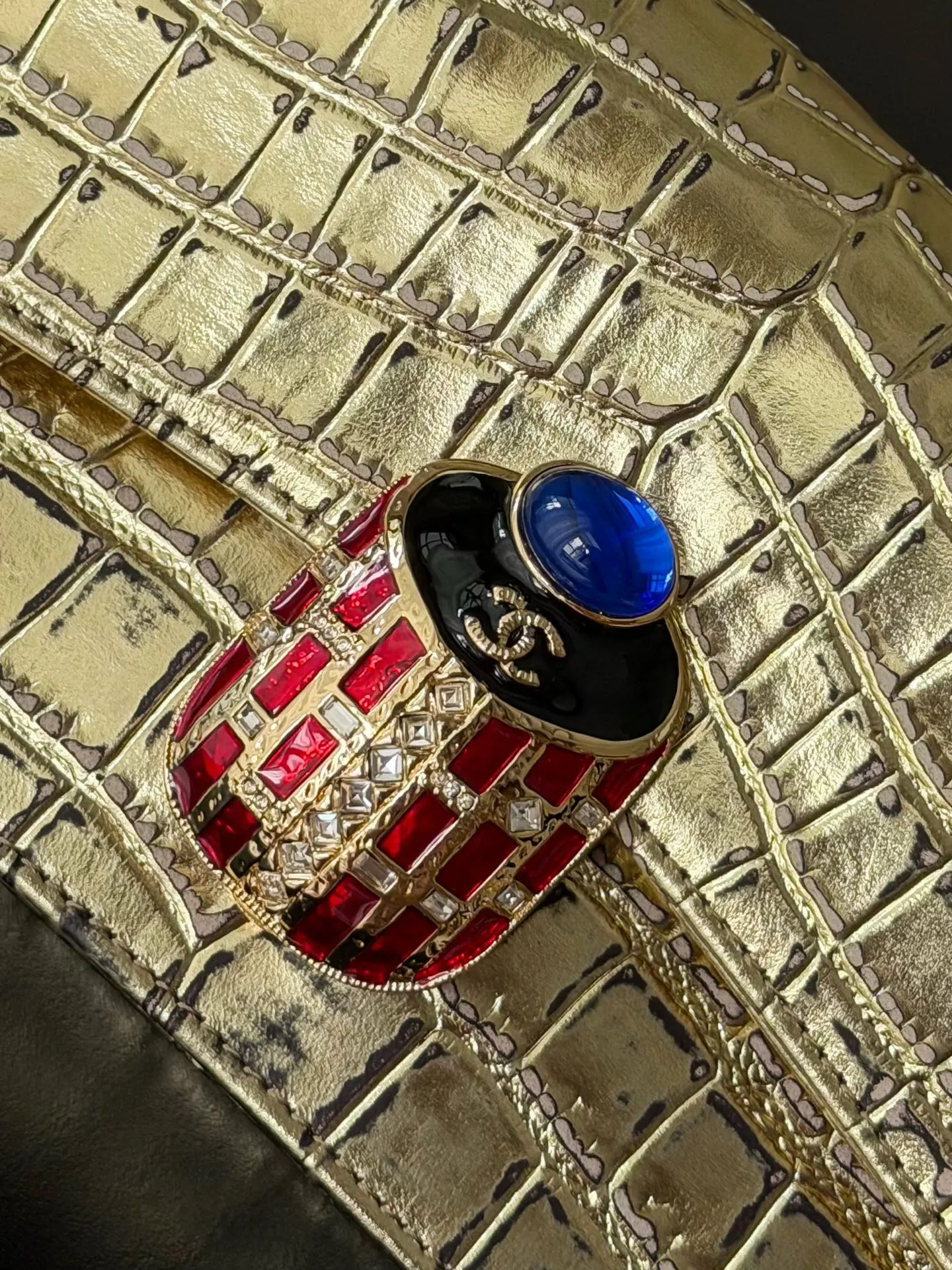 【中古款】牛皮鳄鱼纹Chanel 最经典手拿晚宴包💃金色复古五金扣 耐磨牛皮， 包身上的鳄鱼纹路饱满有立体感 优雅之余又个性十足😍女人味爆棚 气场强大 撞包机率极低😎是心动的感觉了💗必备单品📸推荐入手。 型号：AS2217 尺寸：30*13*4 皮质：牛皮鳄鱼纹🐊 五金：原厂18k电镀