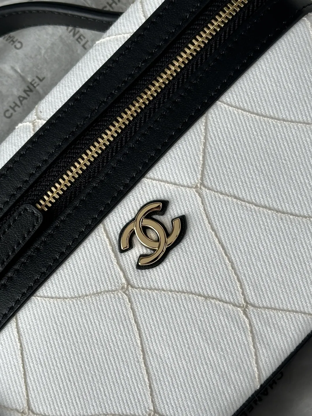 升级版_跑量价p630【配小香专用白盒】 Chanel 26新款 夏日本命饭盒包 谁被这只26M Coco Beach 美晕了！ 香奈儿2026早春度假系列封神款Ip小饭盒，乳白帆布花呢材质＋黑色牛皮拼色，直接把海边松弛感拉满 菱格帆布面料，复古又清爽，这种材质越背越有味道，亮金双C标+双拉链设计，细节精致拉满。手提小柄＋可拆卸金属链条，手提优雅大小姐，斜挎休闲随性。一包两背，适配所有春夏穿搭容量真的惊喜！手机/粉饼/口红/钥匙全收纳日常出门、度假出游都刚刚好，按头安利给你们 尺寸：17&times;19.5&times;5cm 款号AP5164