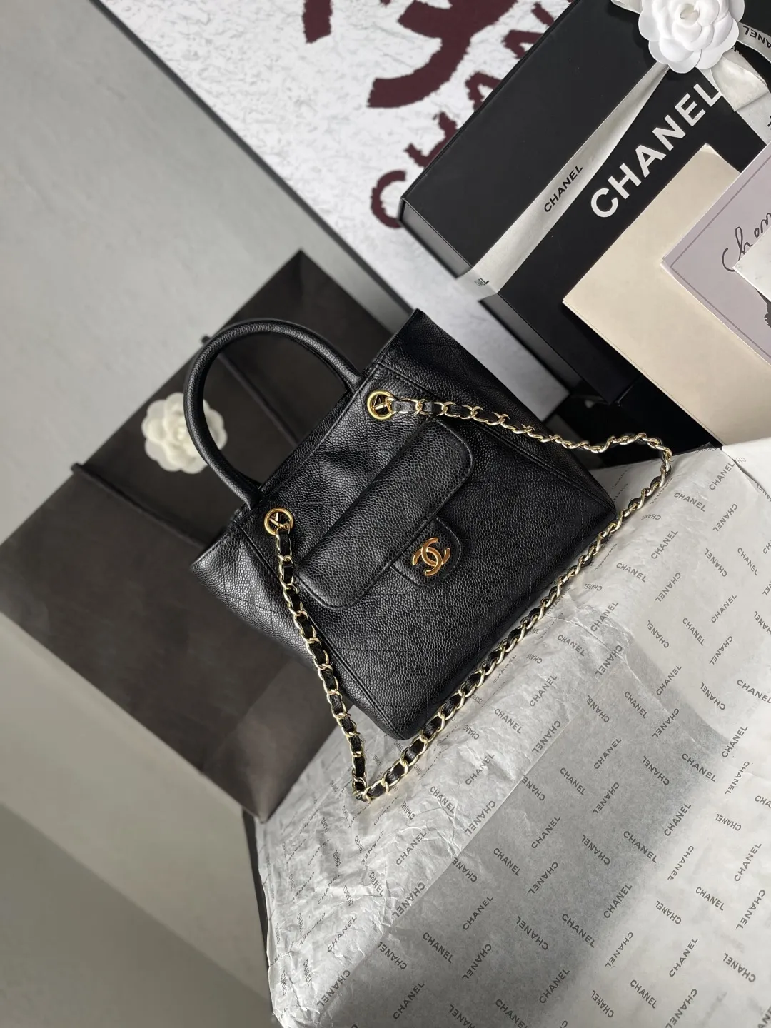 顶级货_p跑量价630 法国·高端定制品 Chanel 𝐂𝐡𝐚𝐧𝐞𝐥 𝟐𝟔𝐏新款 小号手提托特包 中古感满满𝐭𝐨𝐭𝐞👜是时光淬炼出的经典;不随波逐流,不张扬 自带高级感! 不管是𝟐𝟎岁的元气少女,还是𝟒𝟎岁的优雅女士☕️ 都能被他恰好的衬托;经典的菱格皮质 触感柔软却不失挺括,品牌工艺追求极致‼️ 可拆卸的金属链条⛓️ 让你在手提托特、与单肩包之间切换自如,满足你的不同穿搭需求~ 尺寸:𝟏𝟗𝐱𝟐𝟓𝐱𝟏𝟐𝐜𝐦 款号:AS6025