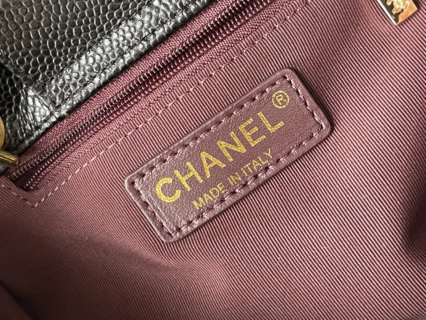 顶级货_p跑量价630 法国·高端定制品 Chanel 𝐂𝐡𝐚𝐧𝐞𝐥 𝟐𝟔𝐏新款 小号手提托特包 中古感满满𝐭𝐨𝐭𝐞👜是时光淬炼出的经典;不随波逐流,不张扬 自带高级感! 不管是𝟐𝟎岁的元气少女,还是𝟒𝟎岁的优雅女士☕️ 都能被他恰好的衬托;经典的菱格皮质 触感柔软却不失挺括,品牌工艺追求极致‼️ 可拆卸的金属链条⛓️ 让你在手提托特、与单肩包之间切换自如,满足你的不同穿搭需求~ 尺寸:𝟏𝟗𝐱𝟐𝟓𝐱𝟏𝟐𝐜𝐦 款号:AS6025