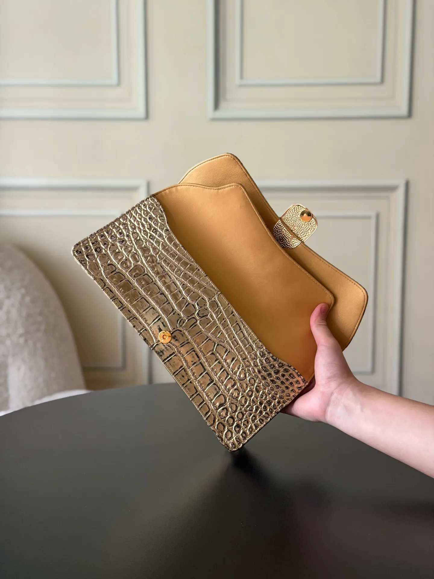 【中古款】牛皮鳄鱼纹Chanel 最经典手拿晚宴包💃金色复古五金扣 耐磨牛皮， 包身上的鳄鱼纹路饱满有立体感 优雅之余又个性十足😍女人味爆棚 气场强大 撞包机率极低😎是心动的感觉了💗必备单品📸推荐入手。 型号：AS2217 尺寸：30*13*4 皮质：牛皮鳄鱼纹🐊 五金：原厂18k电镀