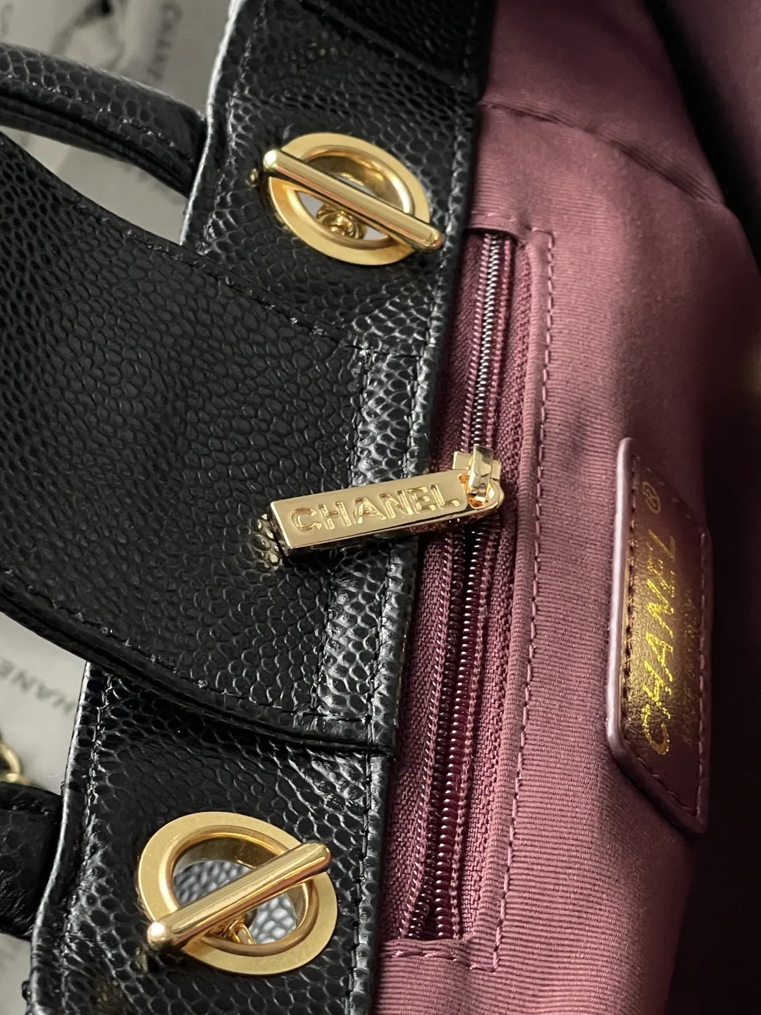 顶级货_p跑量价630 法国&middot;高端定制品 Chanel 𝐂𝐡𝐚𝐧𝐞𝐥 𝟐𝟔𝐏新款 小号手提托特包 中古感满满𝐭𝐨𝐭𝐞👜是时光淬炼出的经典；不随波逐流，不张扬 自带高级感！ 不管是𝟐𝟎岁的元气少女，还是𝟒𝟎岁的优雅女士☕️ 都能被他恰好的衬托；经典的菱格皮质 触感柔软却不失挺括，品牌工艺追求极致‼️ 可拆卸的金属链条⛓️ 让你在手提托特、与单肩包之间切换自如，满足你的不同穿搭需求～ 尺寸：𝟏𝟗𝐱𝟐𝟓𝐱𝟏𝟐𝐜𝐦 款号：AS6025