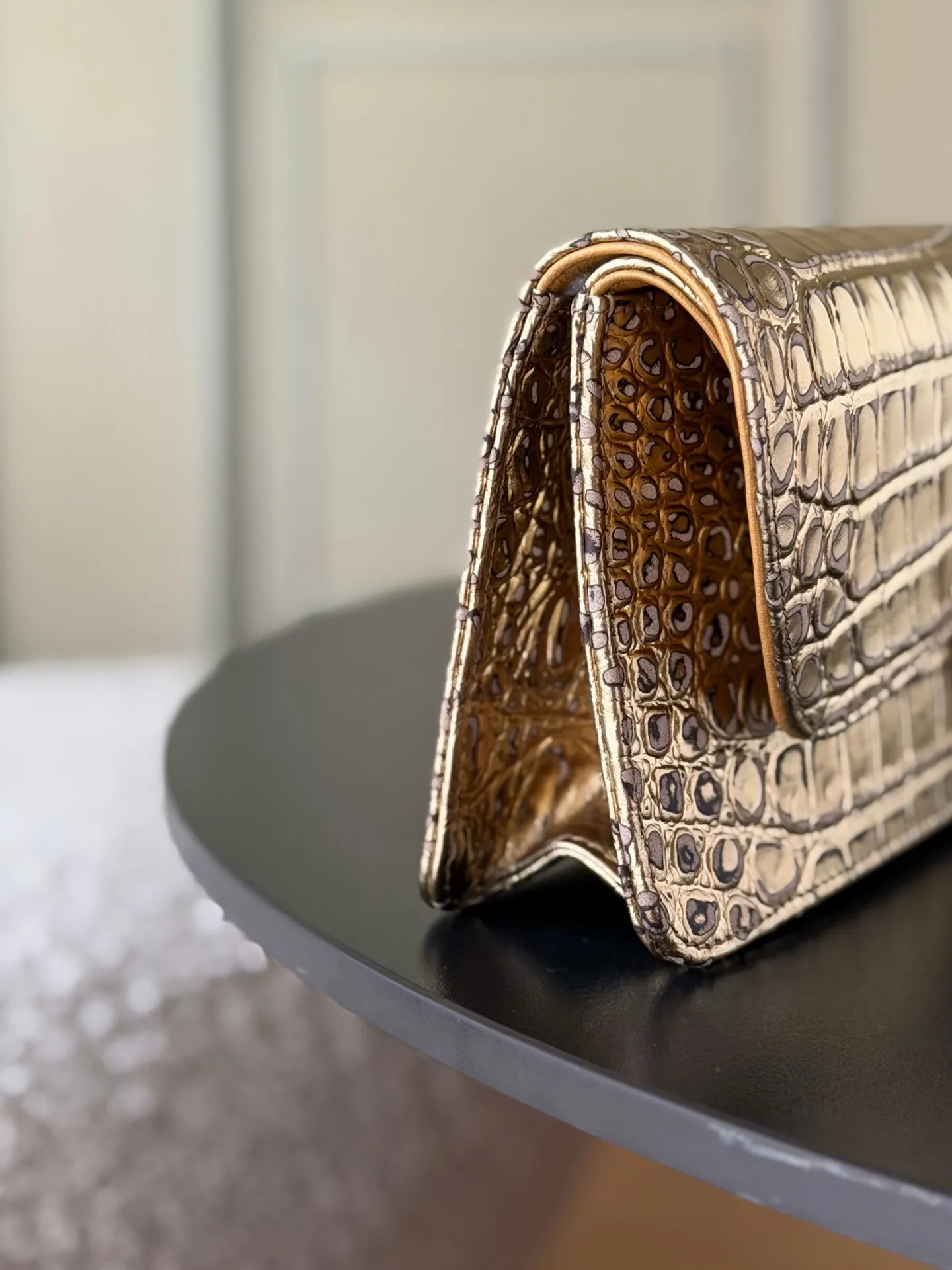 【中古款】牛皮鳄鱼纹Chanel 最经典手拿晚宴包💃金色复古五金扣 耐磨牛皮， 包身上的鳄鱼纹路饱满有立体感 优雅之余又个性十足😍女人味爆棚 气场强大 撞包机率极低😎是心动的感觉了💗必备单品📸推荐入手。 型号：AS2217 尺寸：30*13*4 皮质：牛皮鳄鱼纹🐊 五金：原厂18k电镀