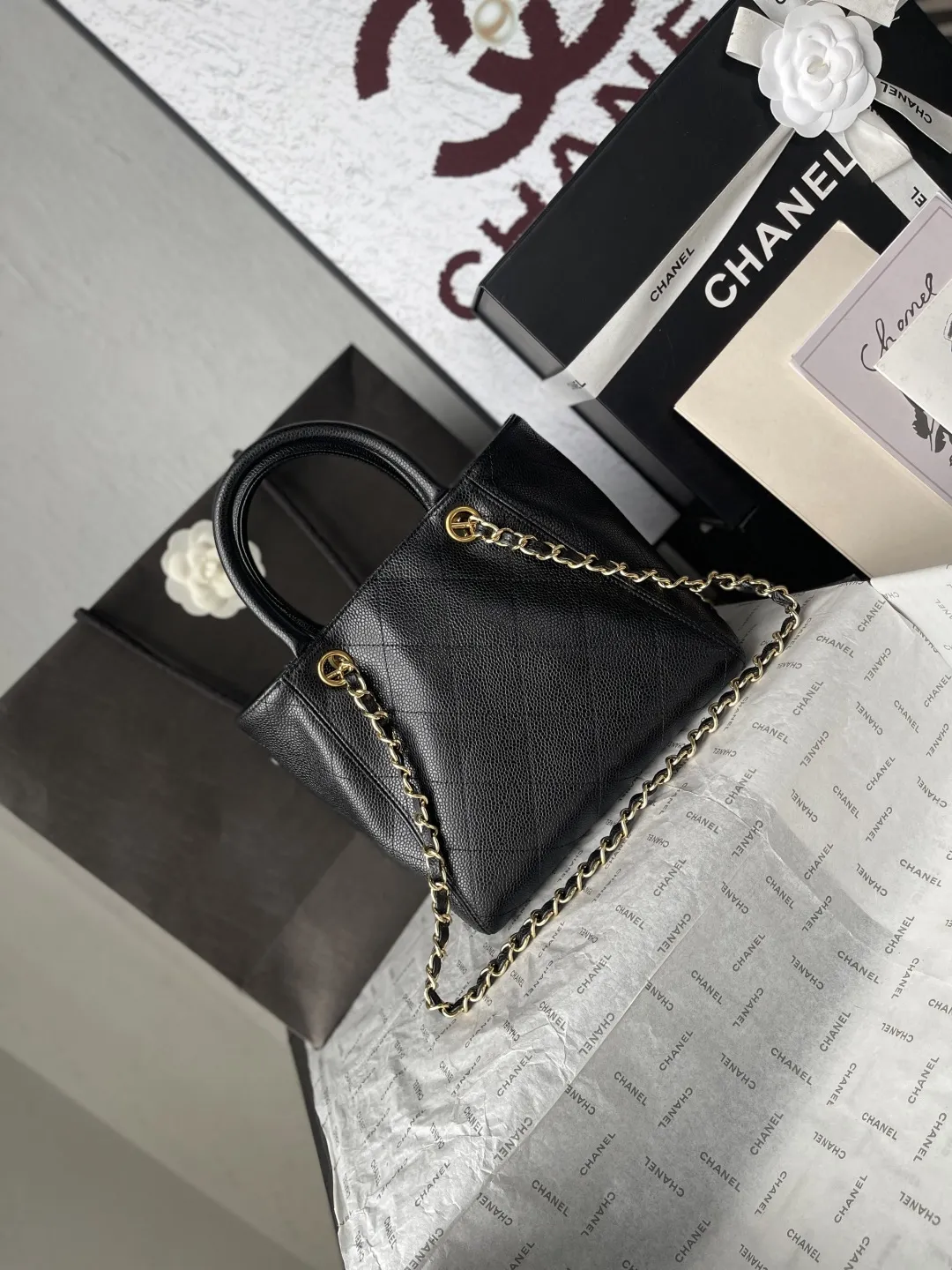 顶级货_p跑量价630 法国&middot;高端定制品 Chanel 𝐂𝐡𝐚𝐧𝐞𝐥 𝟐𝟔𝐏新款 小号手提托特包 中古感满满𝐭𝐨𝐭𝐞👜是时光淬炼出的经典；不随波逐流，不张扬 自带高级感！ 不管是𝟐𝟎岁的元气少女，还是𝟒𝟎岁的优雅女士☕️ 都能被他恰好的衬托；经典的菱格皮质 触感柔软却不失挺括，品牌工艺追求极致‼️ 可拆卸的金属链条⛓️ 让你在手提托特、与单肩包之间切换自如，满足你的不同穿搭需求～ 尺寸：𝟏𝟗𝐱𝟐𝟓𝐱𝟏𝟐𝐜𝐦 款号：AS6025