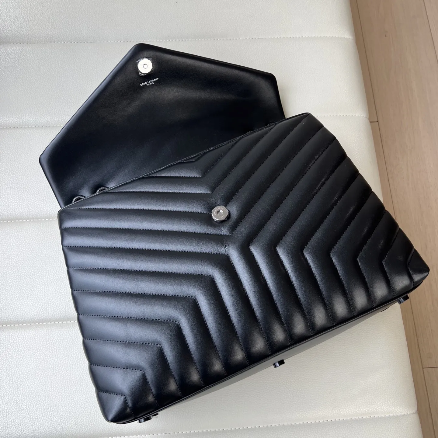 𝐒𝐀𝐈𝐍𝐓 𝐋𝐀𝐔𝐑𝐄𝐍𝐓 超大号 38cm LOULOU 经典柔和造型前翻盖包,带金属联结金属标志,金属和真皮链条肩带以及“Y”字形拼接缝合。货号 457014 。💰920 尺寸 38.0 27.0 14.0 CM100% 小牛皮,罗缎衬里肩带可以折叠或挎在肩上磁性锁扣氧化镍色调五金/青铜色金属五金,内部中央拉链袋,1个隔层袋,肩带长度: 折叠后26厘米,打开后48厘米