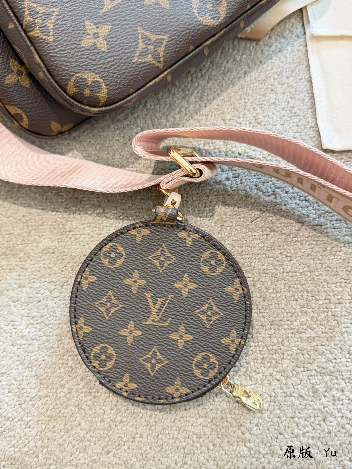 p200 LV五合一最终还是入了OOTD 看了特别多的ins网红模特上身,还有杨晨琳各种上身超级种草,手机里也收藏了不少图片至今 即使也很百搭无敌能装并且轻便!但是还是心心念念LV 秋冬搭配应该会特别酷