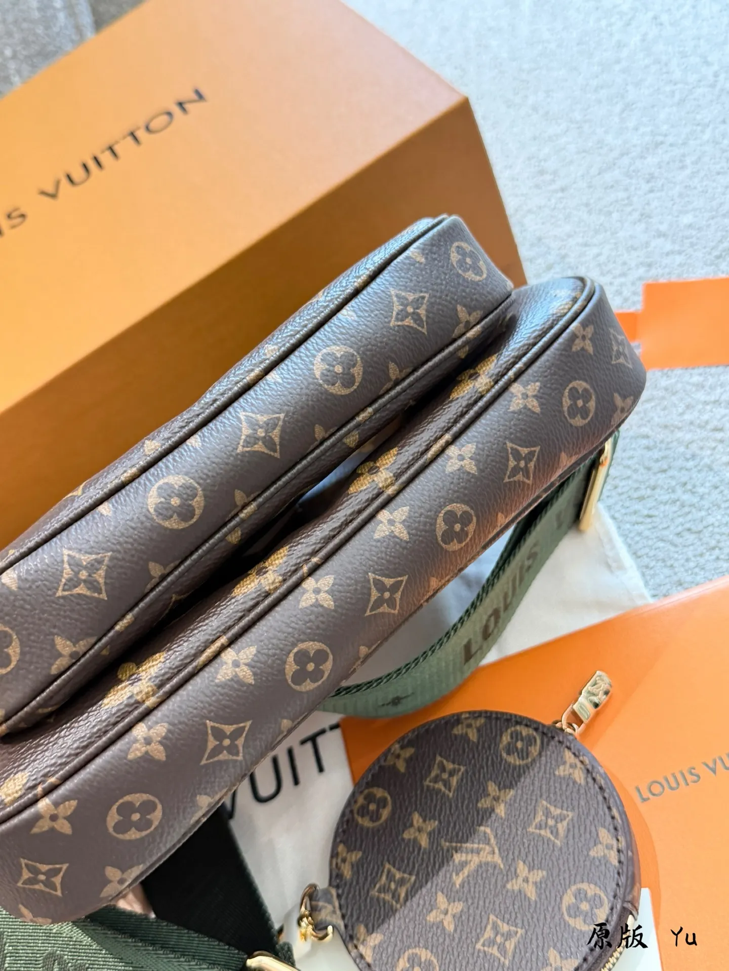 p200 LV五合一最终还是入了OOTD 看了特别多的ins网红模特上身,还有杨晨琳各种上身超级种草,手机里也收藏了不少图片至今 即使也很百搭无敌能装并且轻便!但是还是心心念念LV 秋冬搭配应该会特别酷