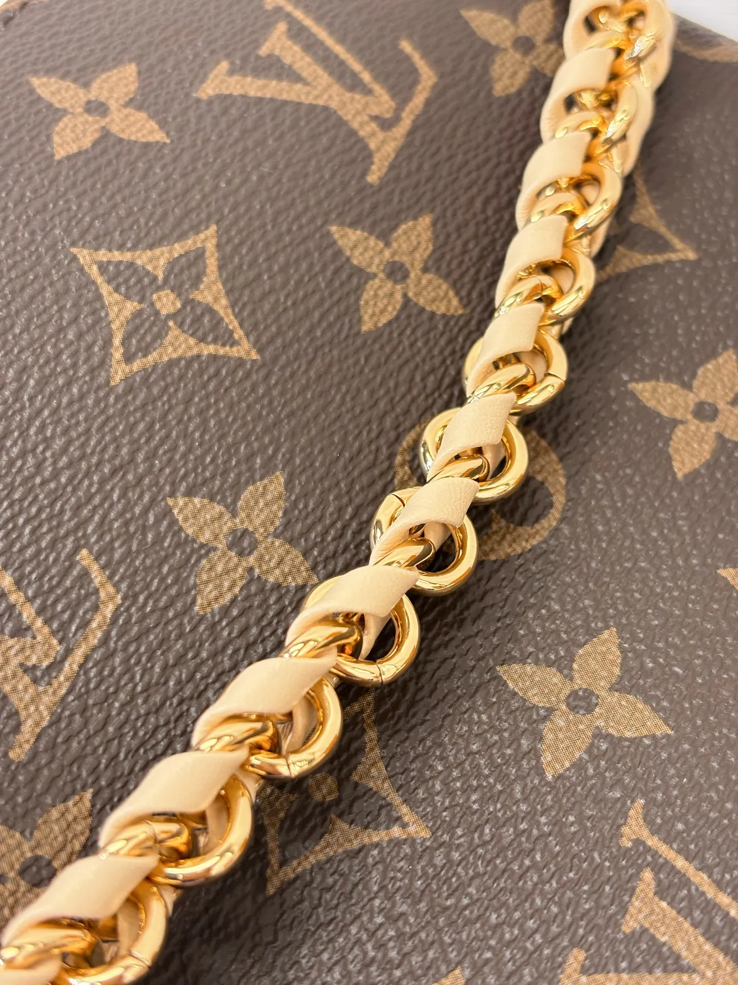 顶级原厂 《配全套正品包装》 型号：M29099 尺寸：17.5 x 18 x 9.5cm 本款 Multipass Mini 手袋以经典 Monogram 帆布重释 Multipass 设计。牛皮革肩带便于斜挎背携，金属链条点缀工致意趣，二者均可按需拆卸。宽裕空间可容纳日常所需，轻松搭配工作与周末造型