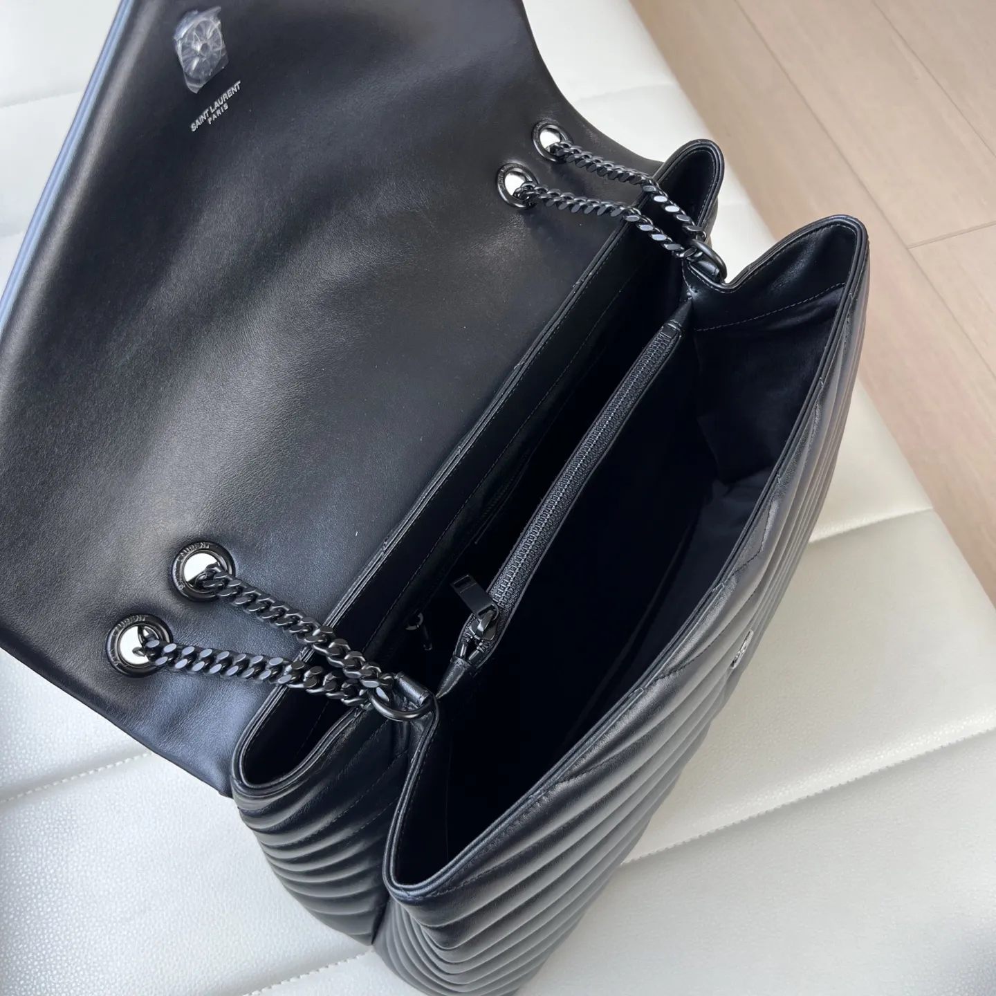 𝐒𝐀𝐈𝐍𝐓 𝐋𝐀𝐔𝐑𝐄𝐍𝐓 超大号 38cm LOULOU 经典柔和造型前翻盖包，带金属联结金属标志，金属和真皮链条肩带以及&ldquo;Y&rdquo;字形拼接缝合。货号 457014 。💰920 尺寸 38.0 27.0 14.0 CM100% 小牛皮，罗缎衬里肩带可以折叠或挎在肩上磁性锁扣氧化镍色调五金/青铜色金属五金，内部中央拉链袋，1个隔层袋，肩带长度: 折叠后26厘米，打开后48厘米