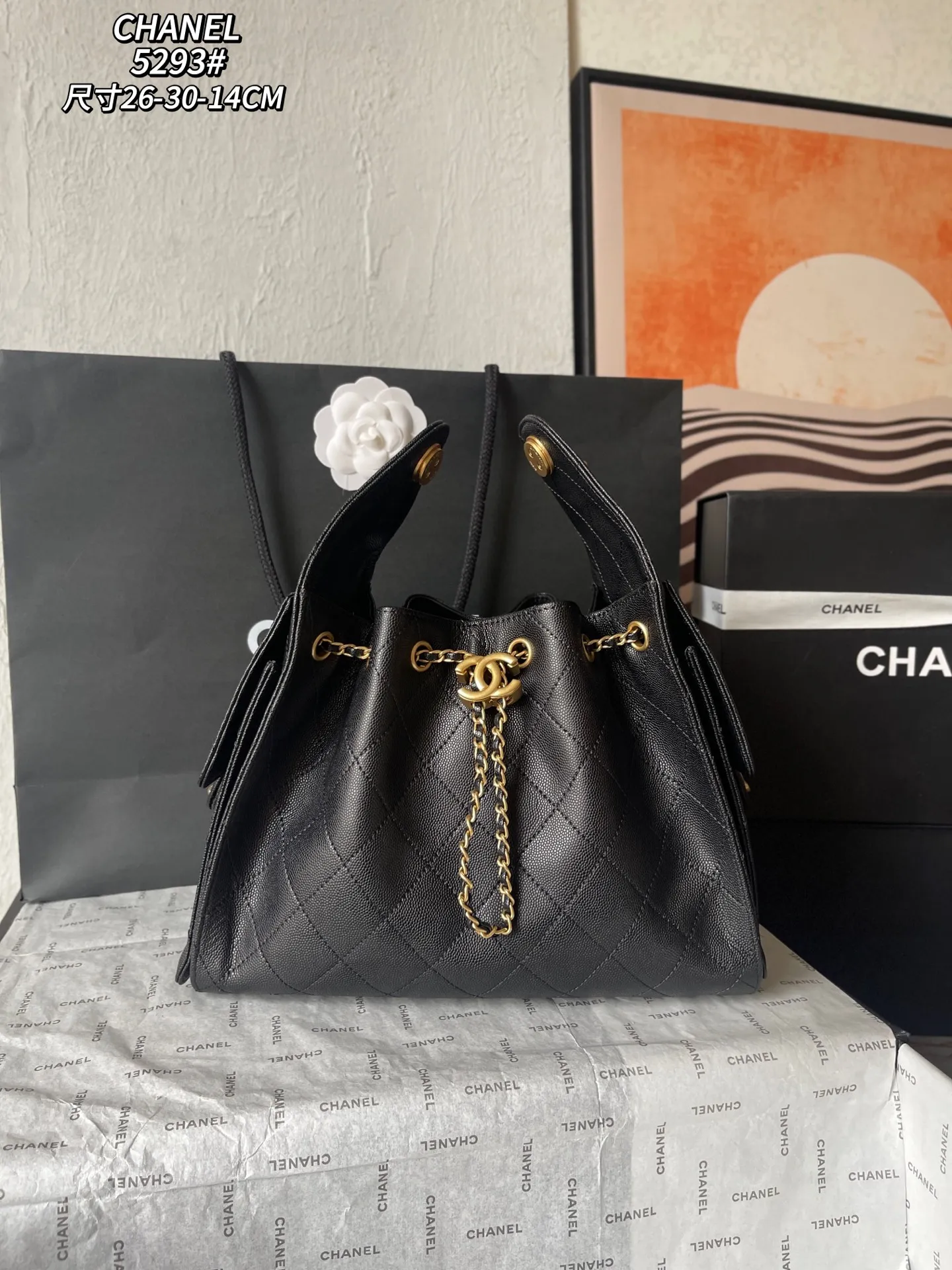 小原单💰358包邮‼️ 【配盒】25c 球纹皮嘻哈包 香奈儿 chanel hobo 腋下包 嬉皮腋下包小号 复古金币纽扣抽绳水桶包+菱格纹+复古黑金 经典链条设计，高级感十足！日常出行必备，外观精美，质感细腻，无论休闲装还是正式场合都能轻松驾驭 款号AS5293 尺寸30-26-14