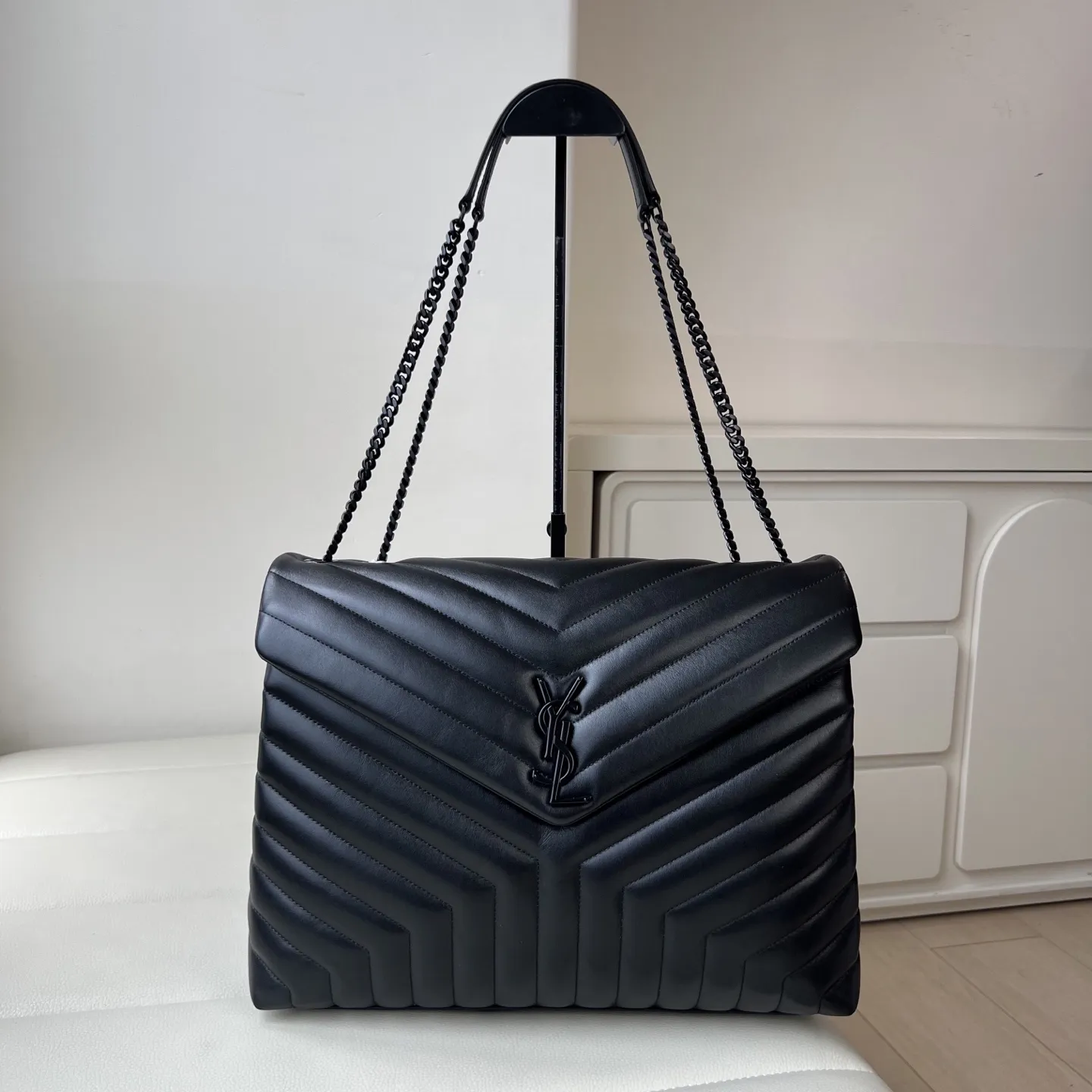 𝐒𝐀𝐈𝐍𝐓 𝐋𝐀𝐔𝐑𝐄𝐍𝐓 超大号 38cm LOULOU 经典柔和造型前翻盖包,带金属联结金属标志,金属和真皮链条肩带以及“Y”字形拼接缝合。货号 457014 。💰920 尺寸 38.0 27.0 14.0 CM100% 小牛皮,罗缎衬里肩带可以折叠或挎在肩上磁性锁扣氧化镍色调五金/青铜色金属五金,内部中央拉链袋,1个隔层袋,肩带长度: 折叠后26厘米,打开后48厘米