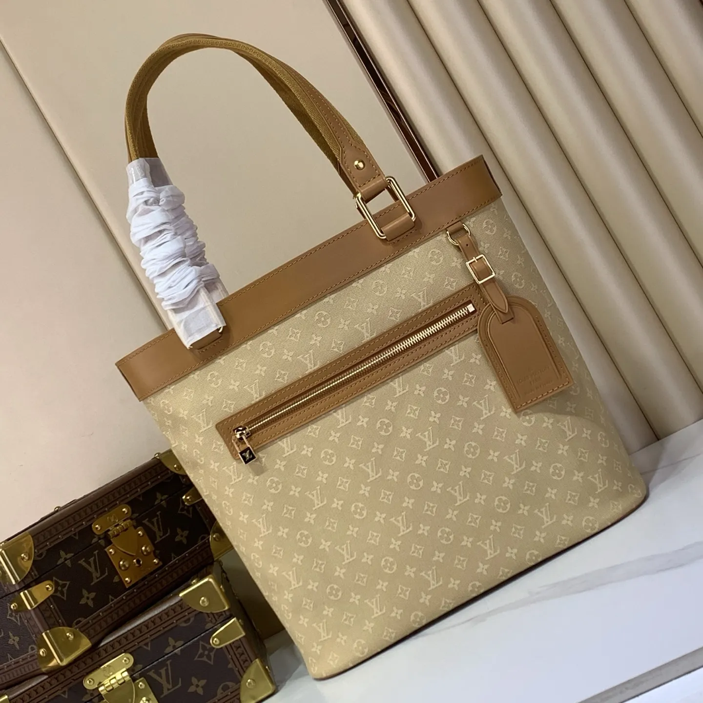 复刻独家实拍📷【Lucille 大号手提袋】 M92609 M92679 M92681 M92683 M92677 棕色/黄内里 丹宁牛仔开口笑托特包中古包 （典藏款）Vintage Lv 手袋 丹宁牛仔搭配牛皮饰边 薇薇安购物袋oo[握手][握手]简约时尚的菜篮子包形永不过时 敞口大开合设计 内有贴身大隔层和拉链小袋可分类收藏物品 实用性超赞 尺寸：30 &times; 29 &times; 9 cm