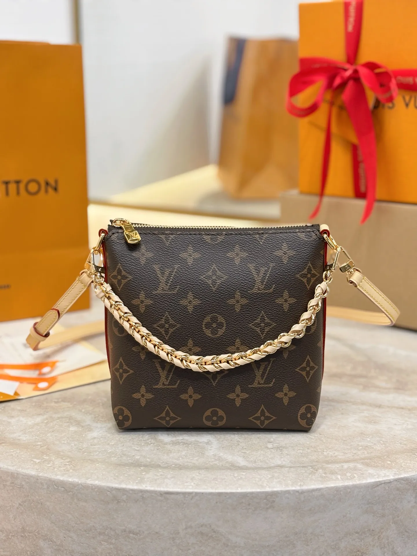 顶级原厂 《配全套正品包装》 型号：M29099 尺寸：17.5 x 18 x 9.5cm 本款 Multipass Mini 手袋以经典 Monogram 帆布重释 Multipass 设计。牛皮革肩带便于斜挎背携，金属链条点缀工致意趣，二者均可按需拆卸。宽裕空间可容纳日常所需，轻松搭配工作与周末造型