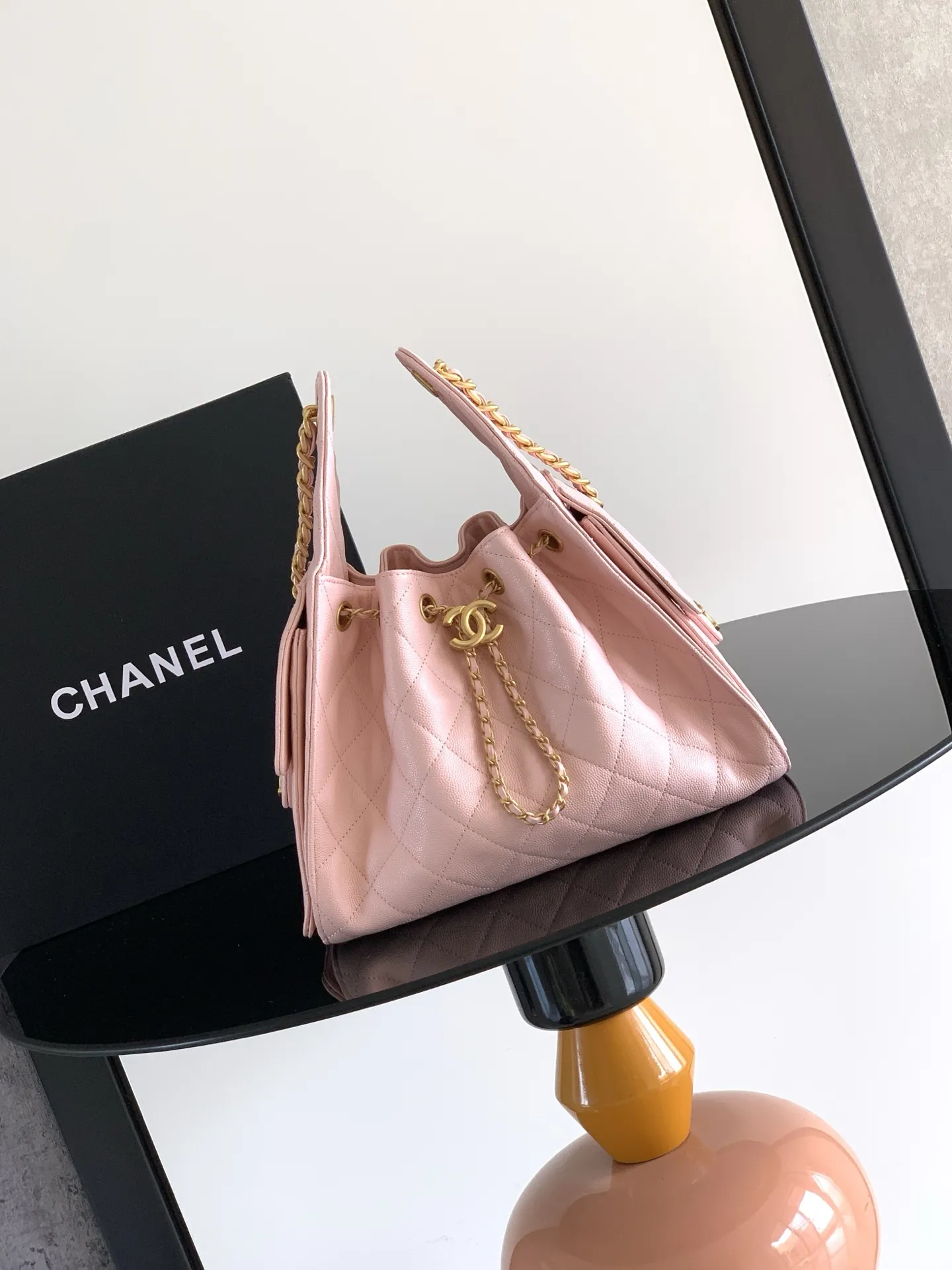 💰538包邮❗ 🇨🇳🇮🇹🇫🇷CHANEL 25款又一个以年份命名的款, 25c反绒皮嘻哈包 香奈儿hobo 腋下包 嬉皮腋下包小号 复古金币纽扣抽绳水桶包+菱格纹+牛皮材质 经典链条设计,高级感十足!日常出行必备,外观精美,质感细腻,无论休闲装还是正式场合都能轻松驾驭 30x26x14cm:30x26x14cm型号: AS5293A