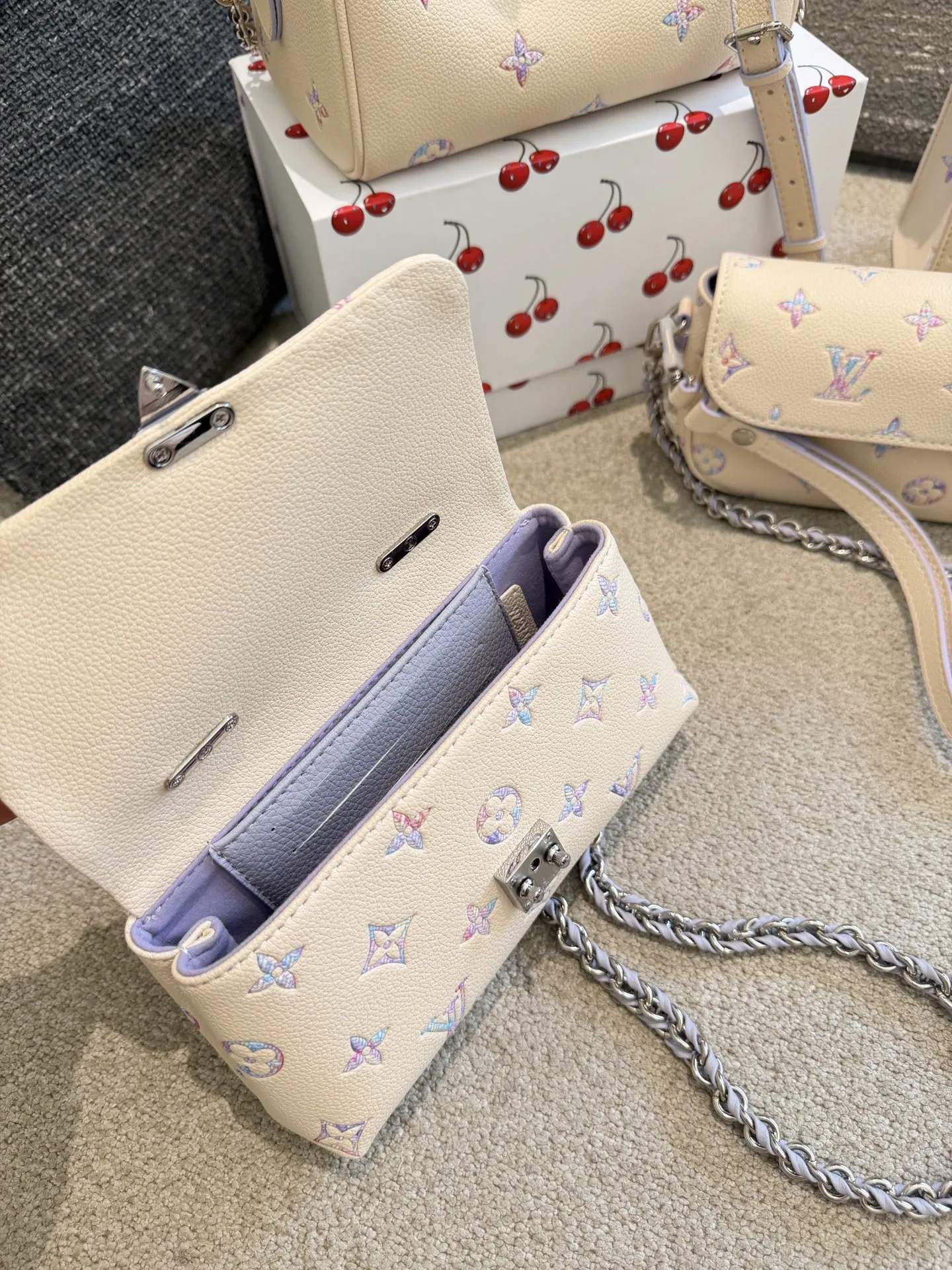 LV Nano Madeleine梦幻紫渐变包​​ p160 💜LV Nano Madeleine梦幻紫渐变包，采用全粒纹Taurillon牛皮，压纹+金色五金，质感细腻又高级✨。梦幻紫渐变老花图案，浪漫优雅，尺寸约21&times;12&times;5.6cm，小巧精致，日常通勤或约会都很适合。链条可拆卸，手提、斜挎、腋下多种背法，搭配灵活。S-lock锁扣设计，安全又美观，内部能装手机、口红等日常小物，实用又时髦，是夏季限定热门款！