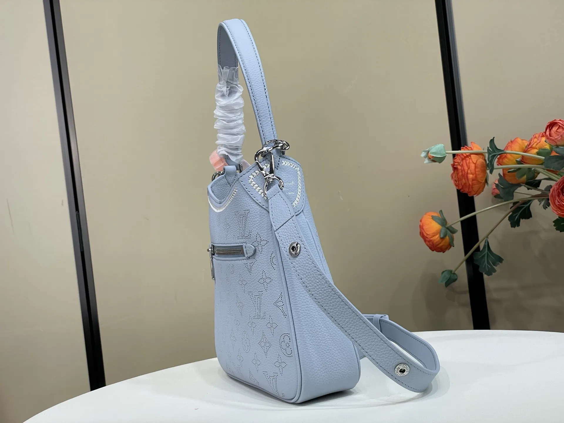 复刻独家实拍📷【ALL AROUND 小号手袋 】 m28779 蓝色（冲孔） Mahina Couture 系列以优雅色调重绎 All Around 小号手袋，再为牛皮革铺陈Monogram 穿孔图案，与编织纹理刺绣细节共筑色彩反差。标志性 LV 挂锁点睛考究构型，可调节肩带提供多种背携方式。 尺寸：25 x 20 x 6 厘米 (长度 x 高 x 宽)