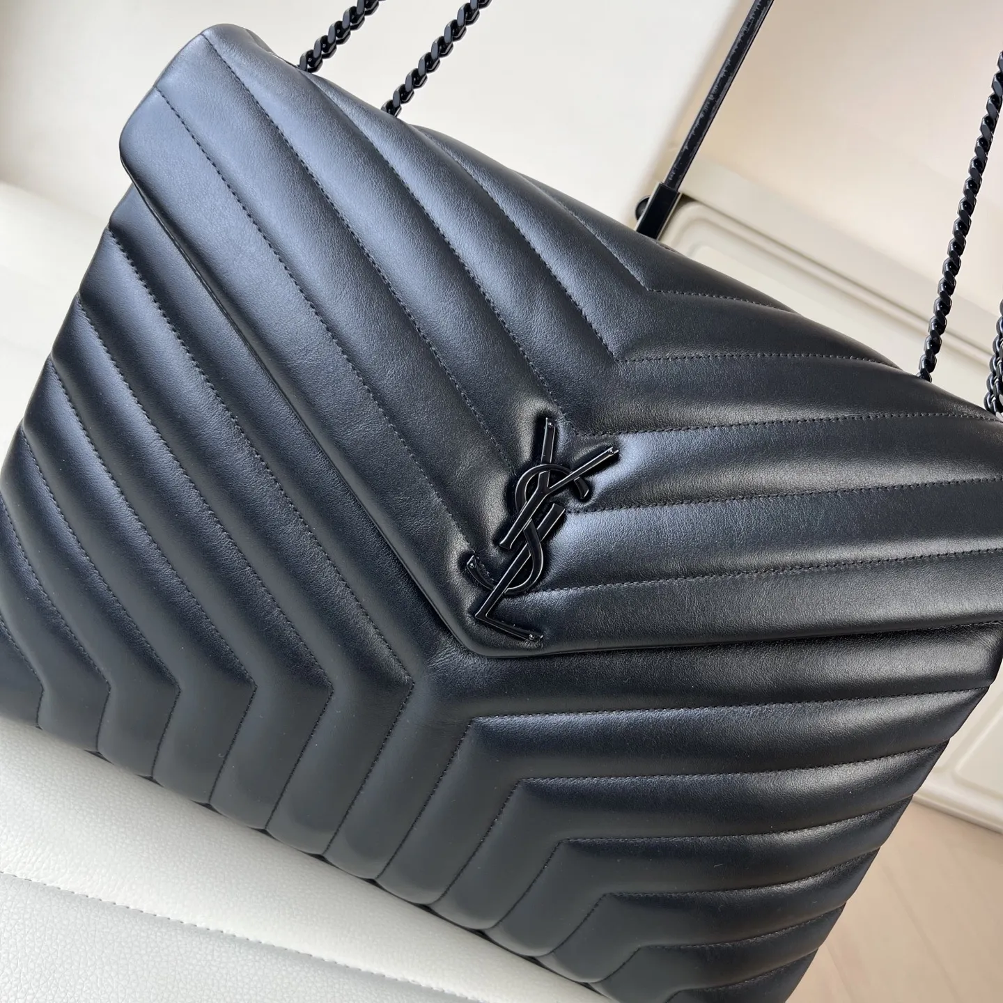 𝐒𝐀𝐈𝐍𝐓 𝐋𝐀𝐔𝐑𝐄𝐍𝐓 超大号 38cm LOULOU 经典柔和造型前翻盖包，带金属联结金属标志，金属和真皮链条肩带以及&ldquo;Y&rdquo;字形拼接缝合。货号 457014 。💰920 尺寸 38.0 27.0 14.0 CM100% 小牛皮，罗缎衬里肩带可以折叠或挎在肩上磁性锁扣氧化镍色调五金/青铜色金属五金，内部中央拉链袋，1个隔层袋，肩带长度: 折叠后26厘米，打开后48厘米